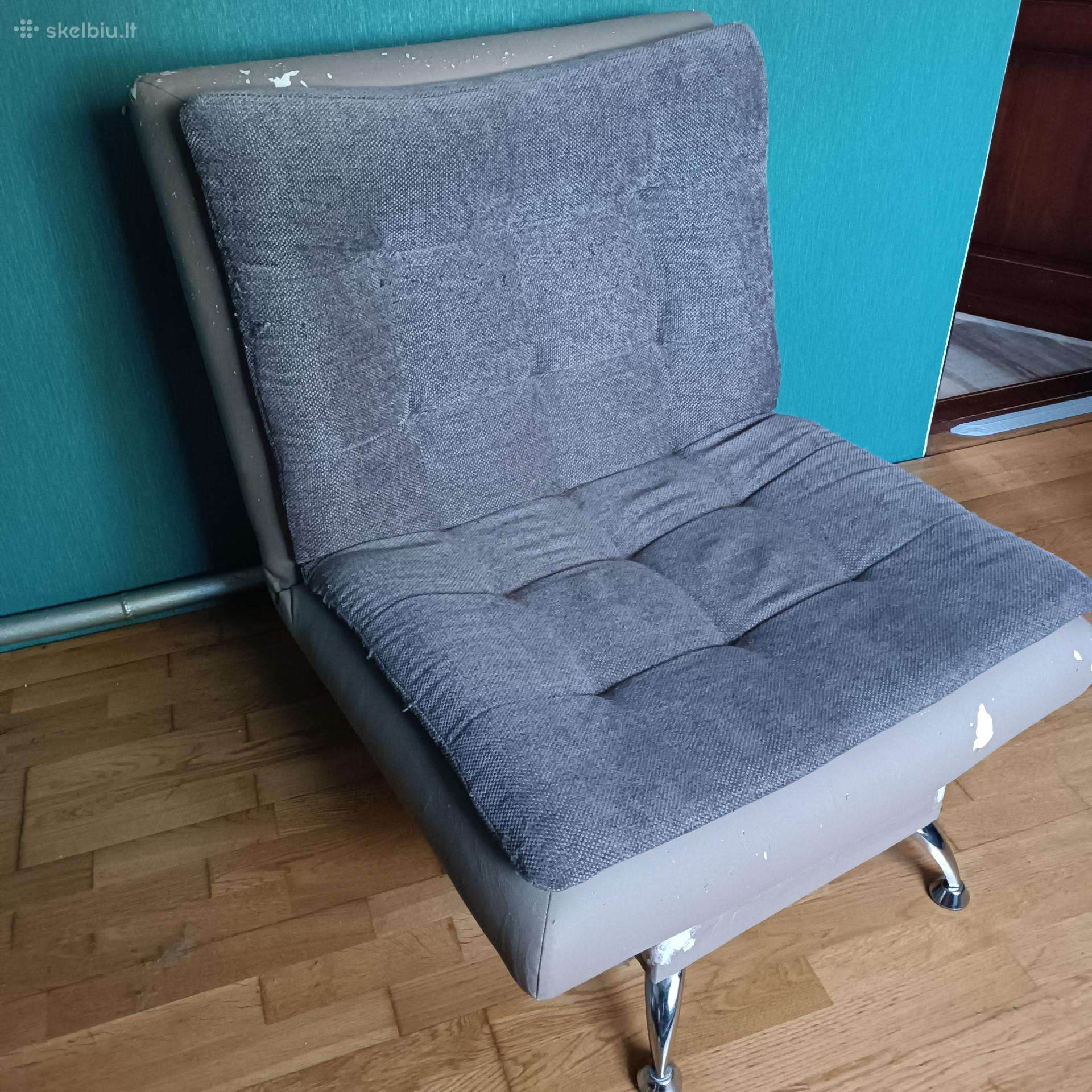 Pilkas fotelis