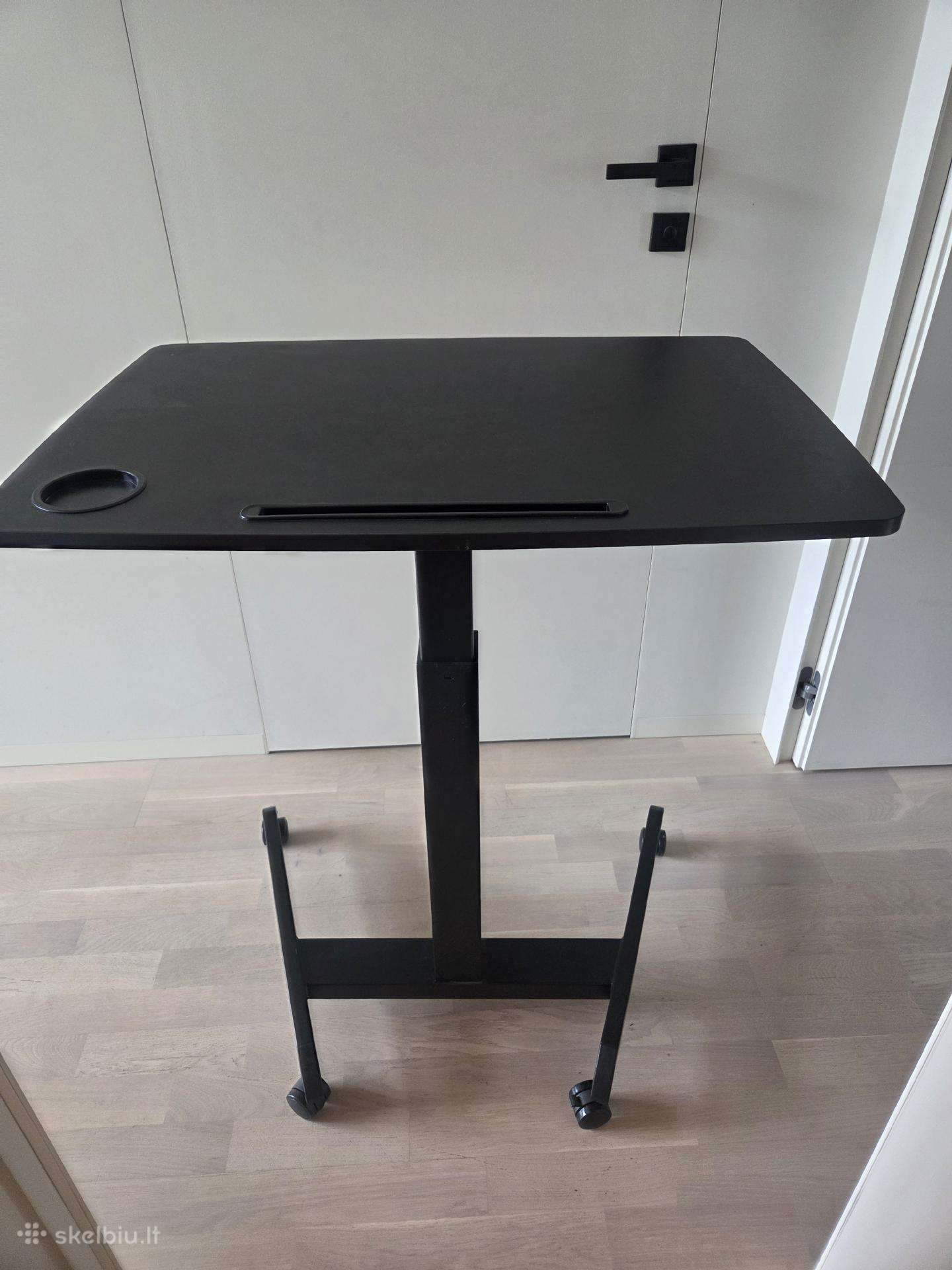 Staliukas kompiuteriui reguliuojamo aukščio