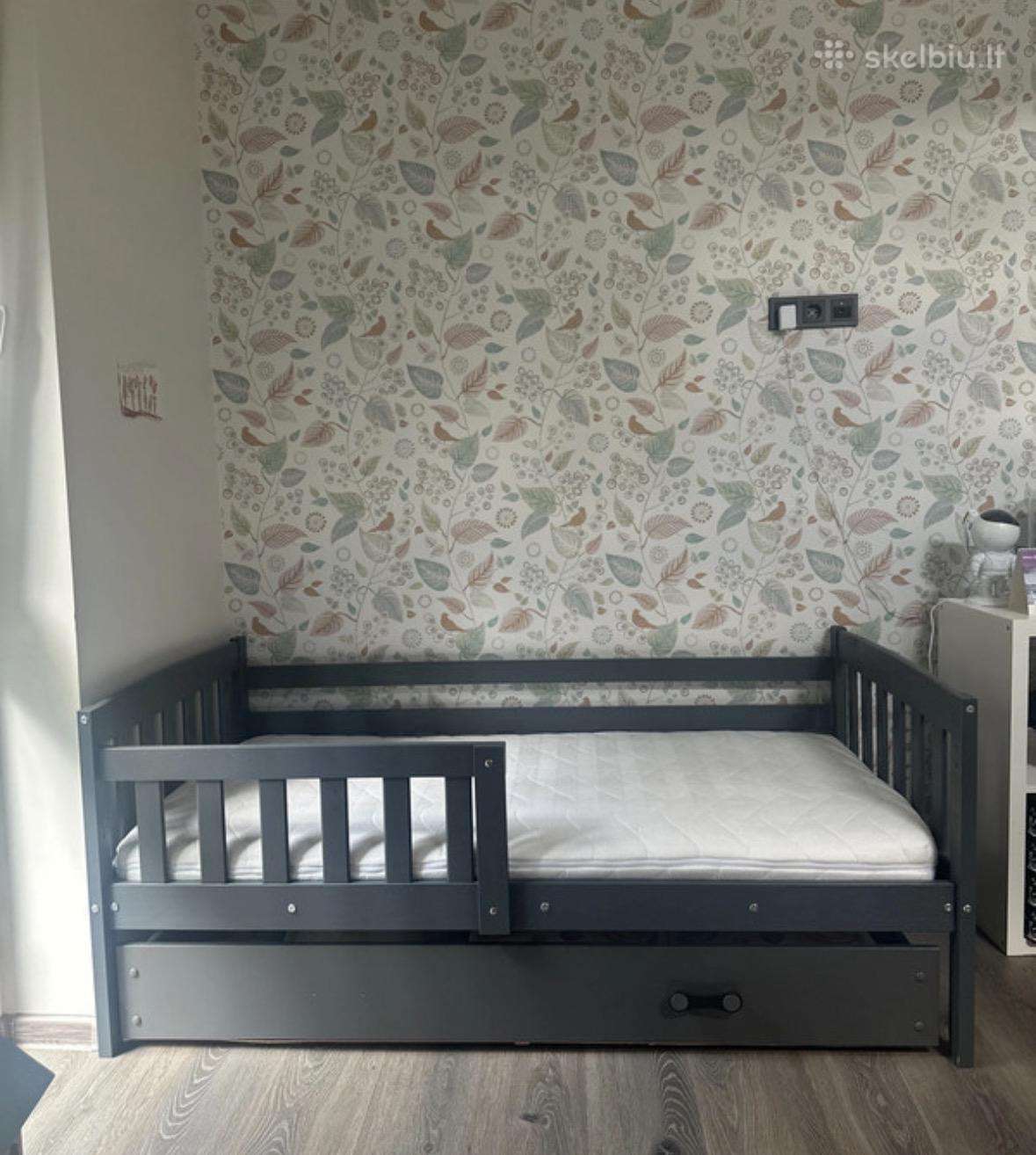 Lova su stalčiumi 180x90