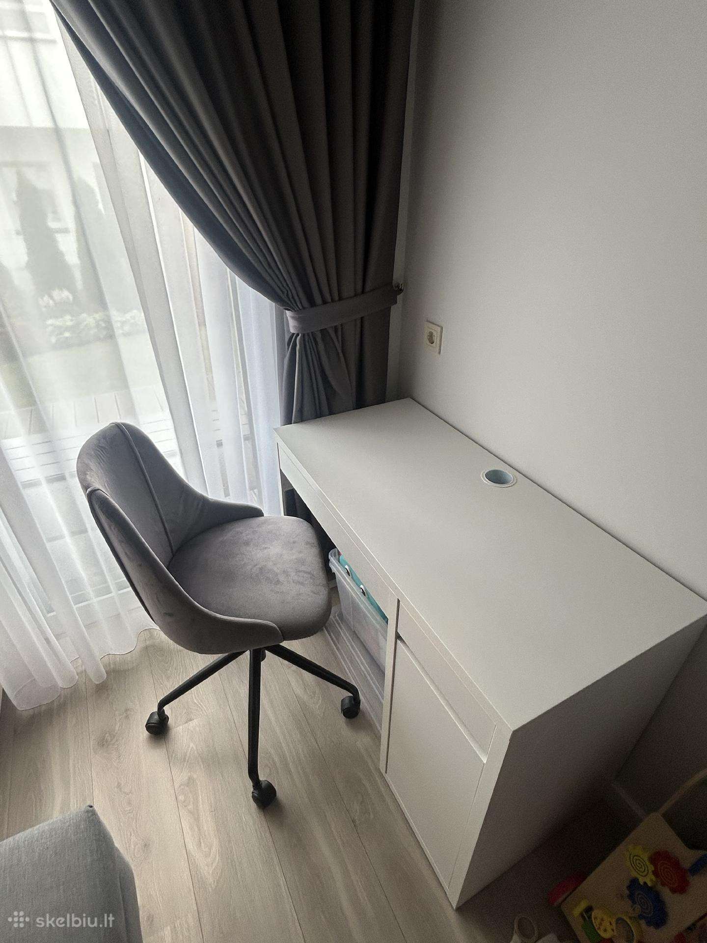 Vaikiškas rašomasis stalas ir kėdė