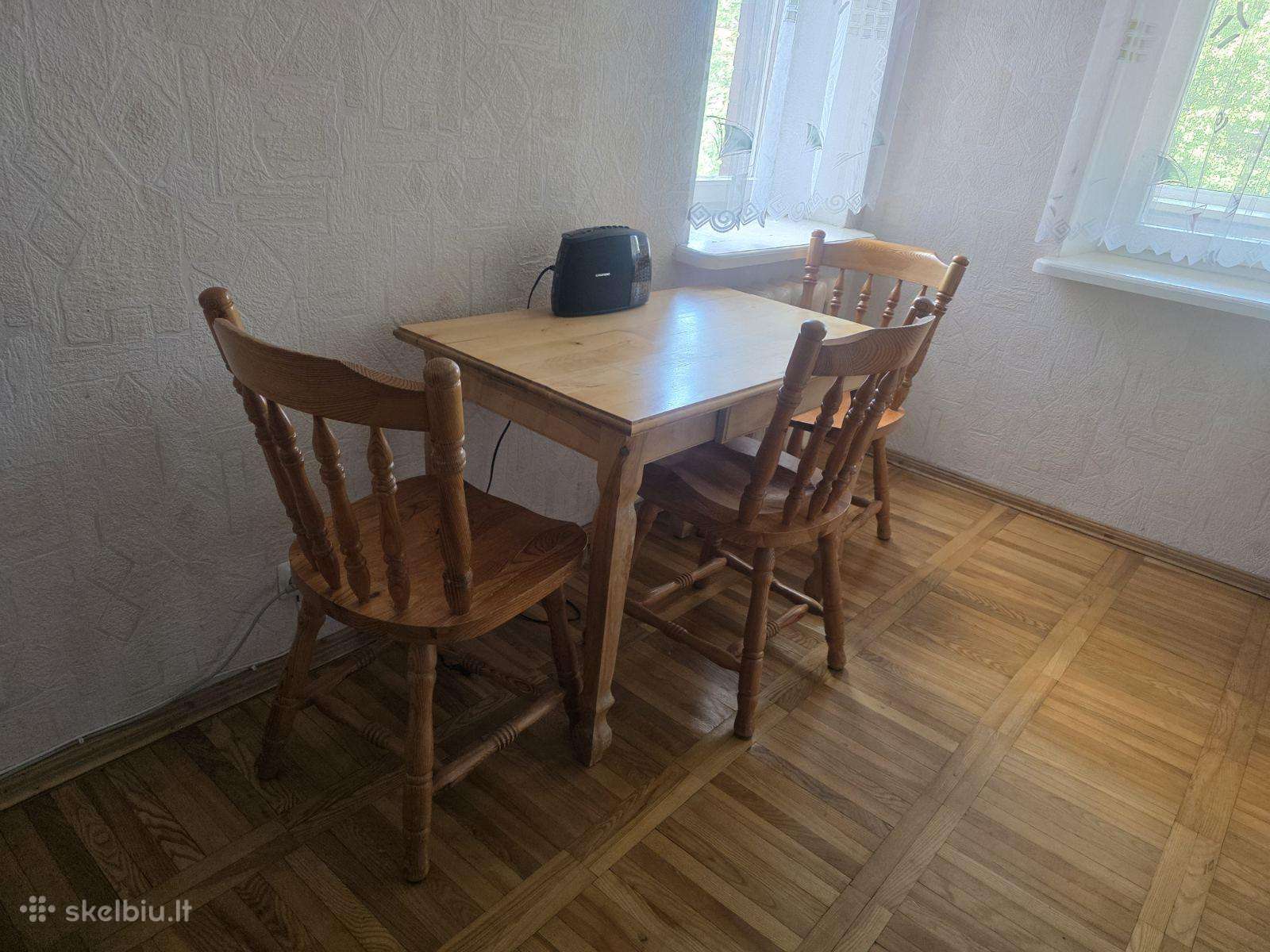Virtuvės stalas su 3 kėdėm