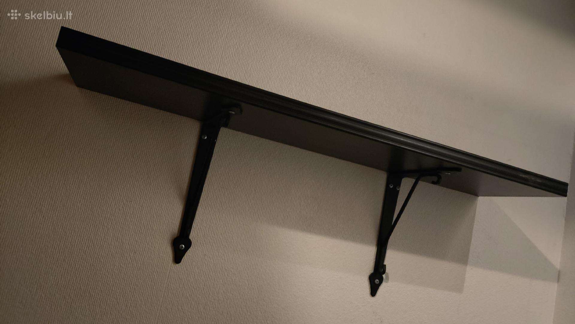 Juoda Ikea sieninė lentyna