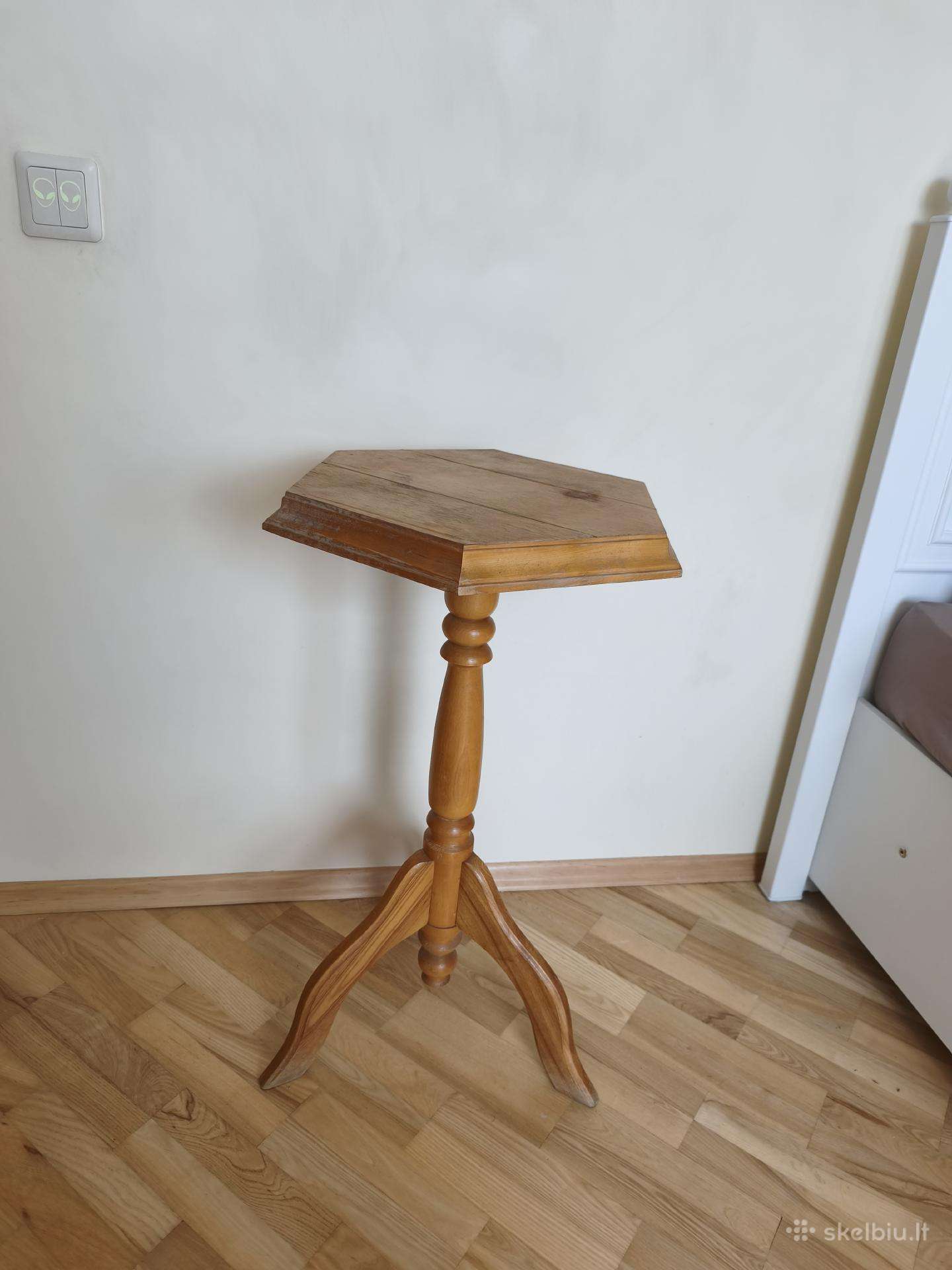 Elegantiškas medinis staliukas / gėlių stovas