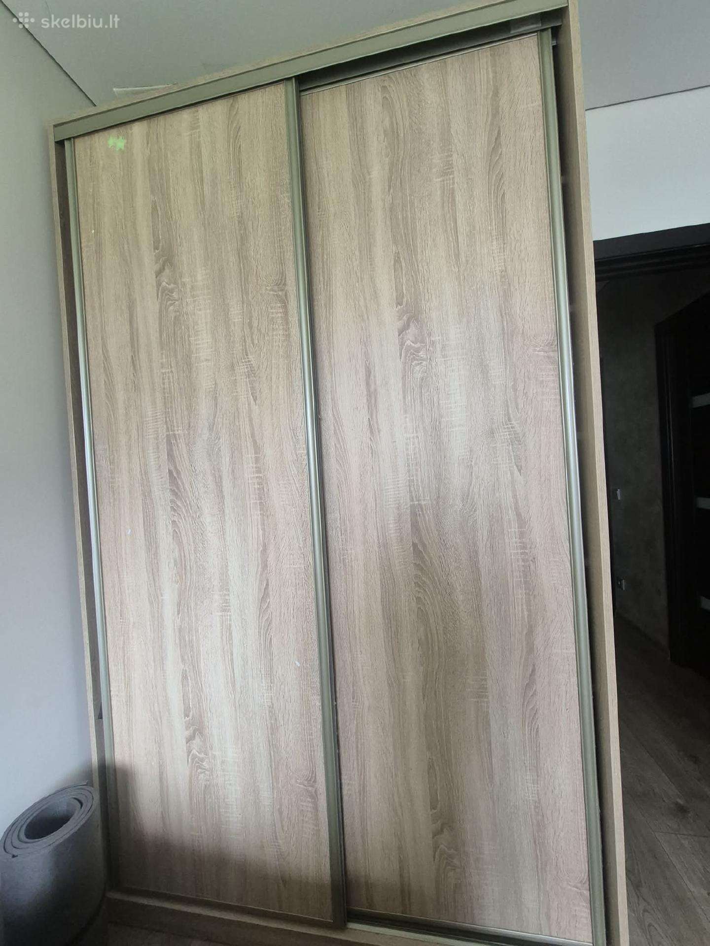 Atiduodama drabužiu spinta ir daiktu spintelė