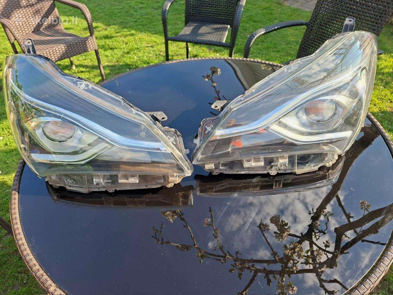 Toyota Yaris priekiniai žibintai