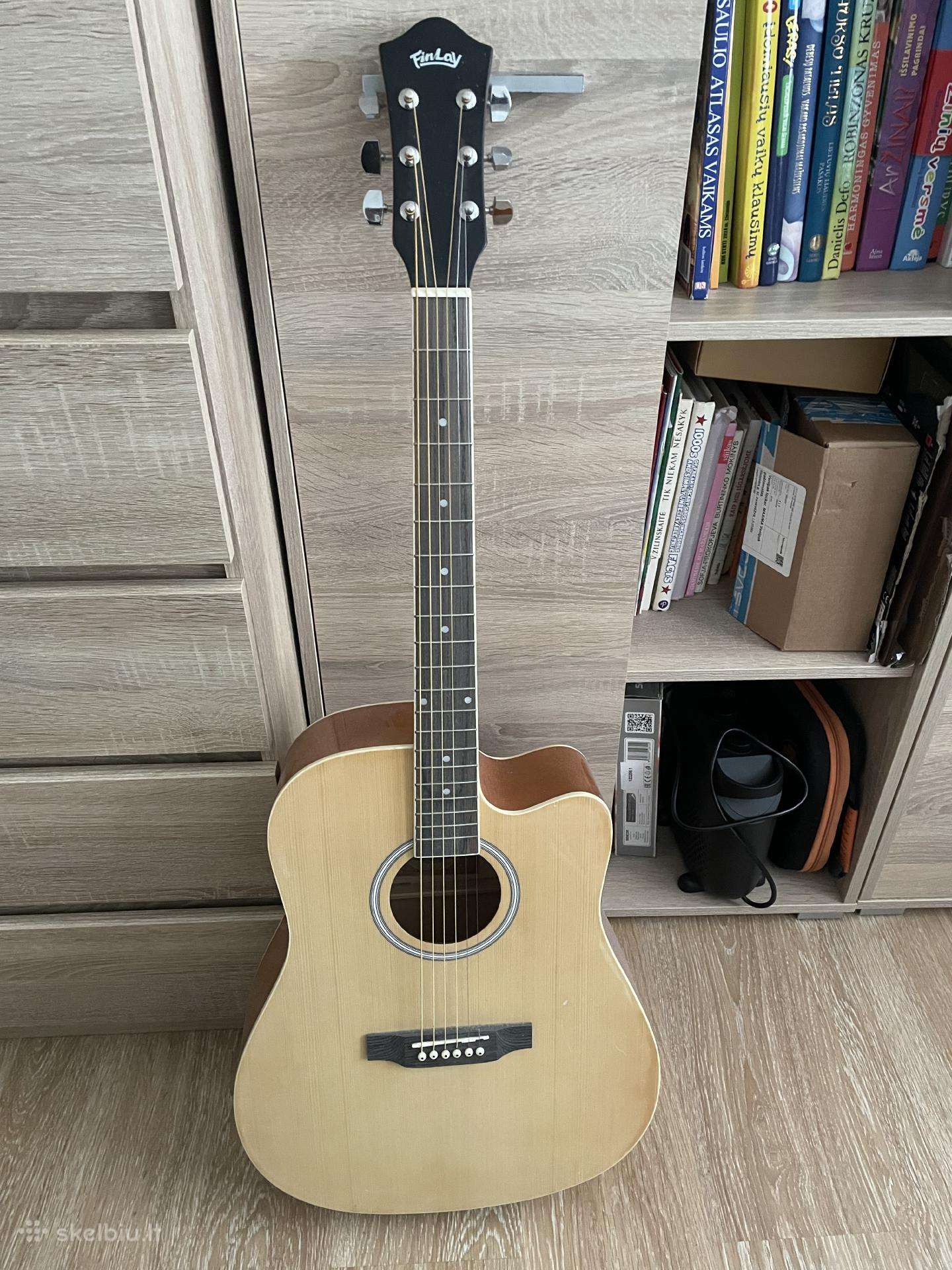 Akustinė gitara, seniai pirkta, bet nenaudota.