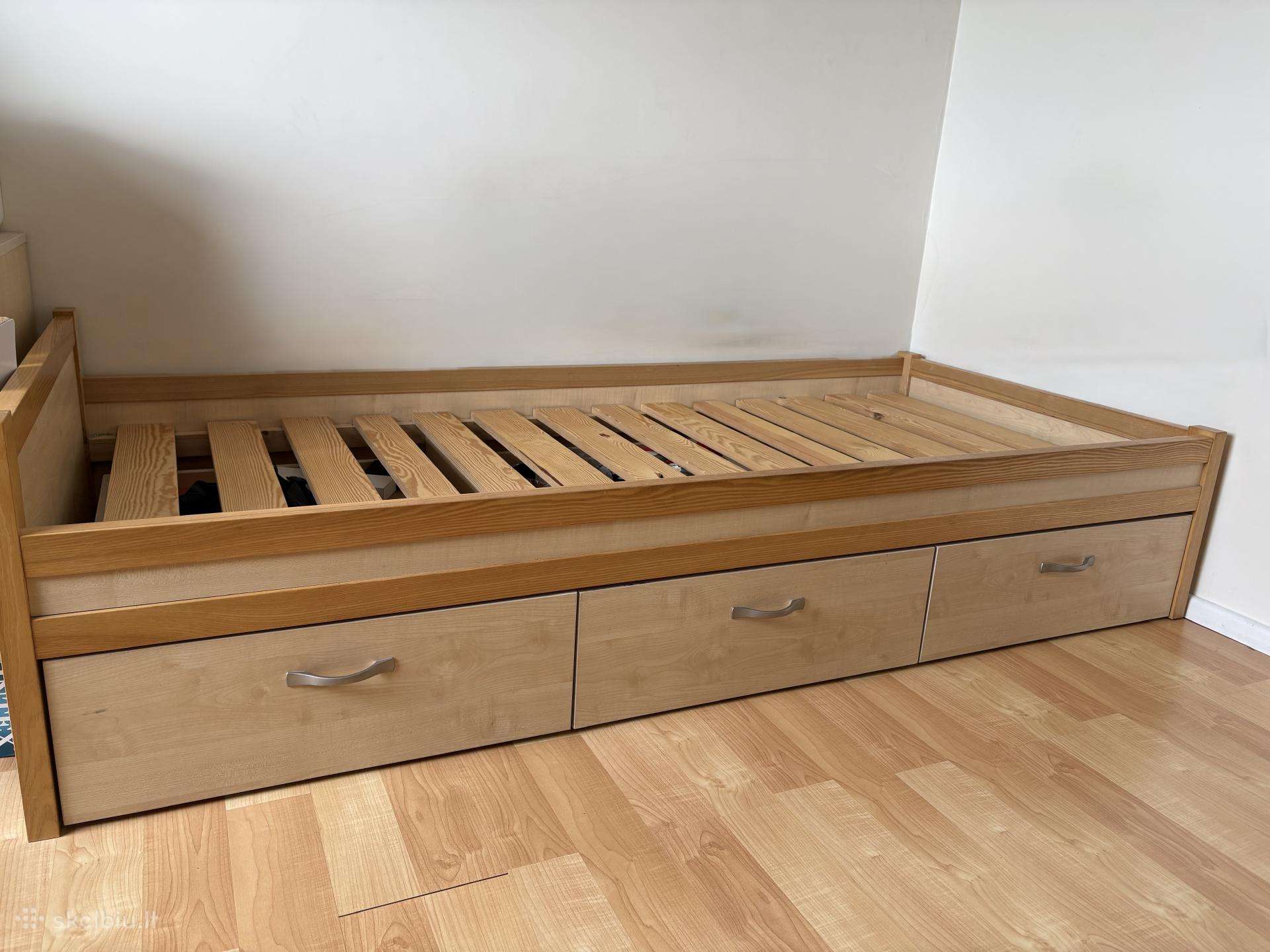 Tvirta uosio medžio lova 90x200 su stalčiais.