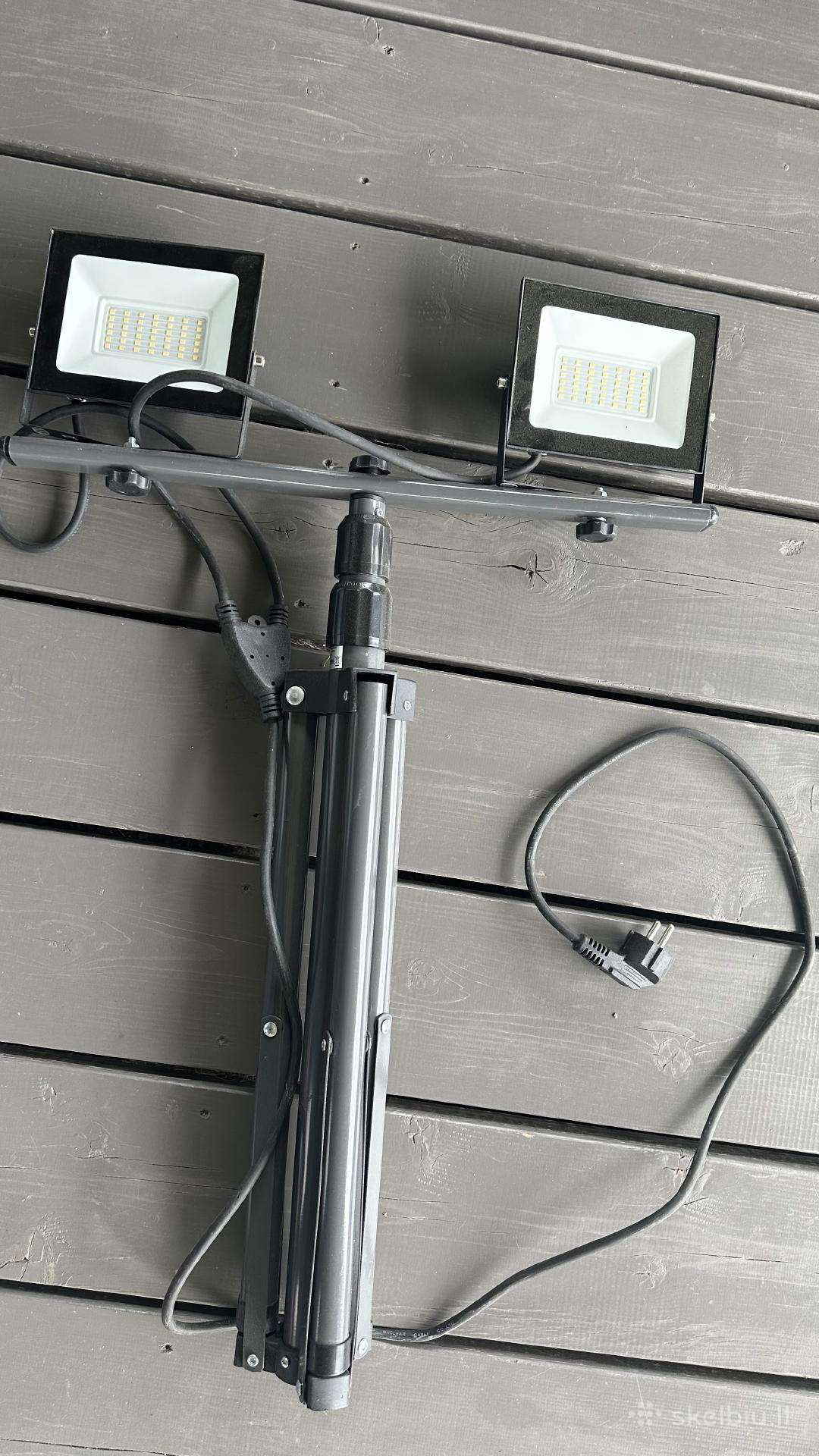 LED prožektorius su stovu