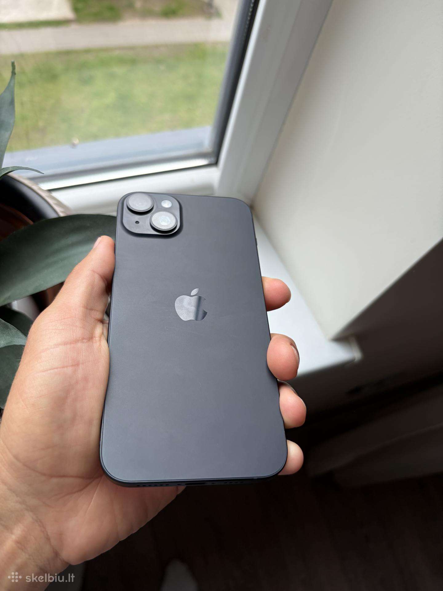 iPhone 15 plus 87% baterija