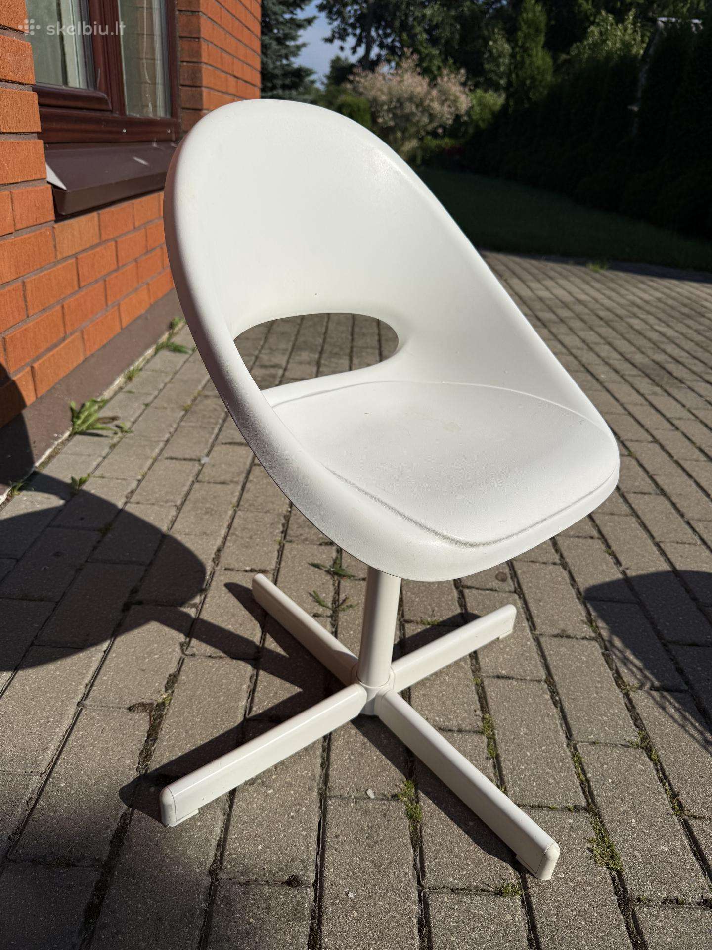Moderni balta pasukama kėdė