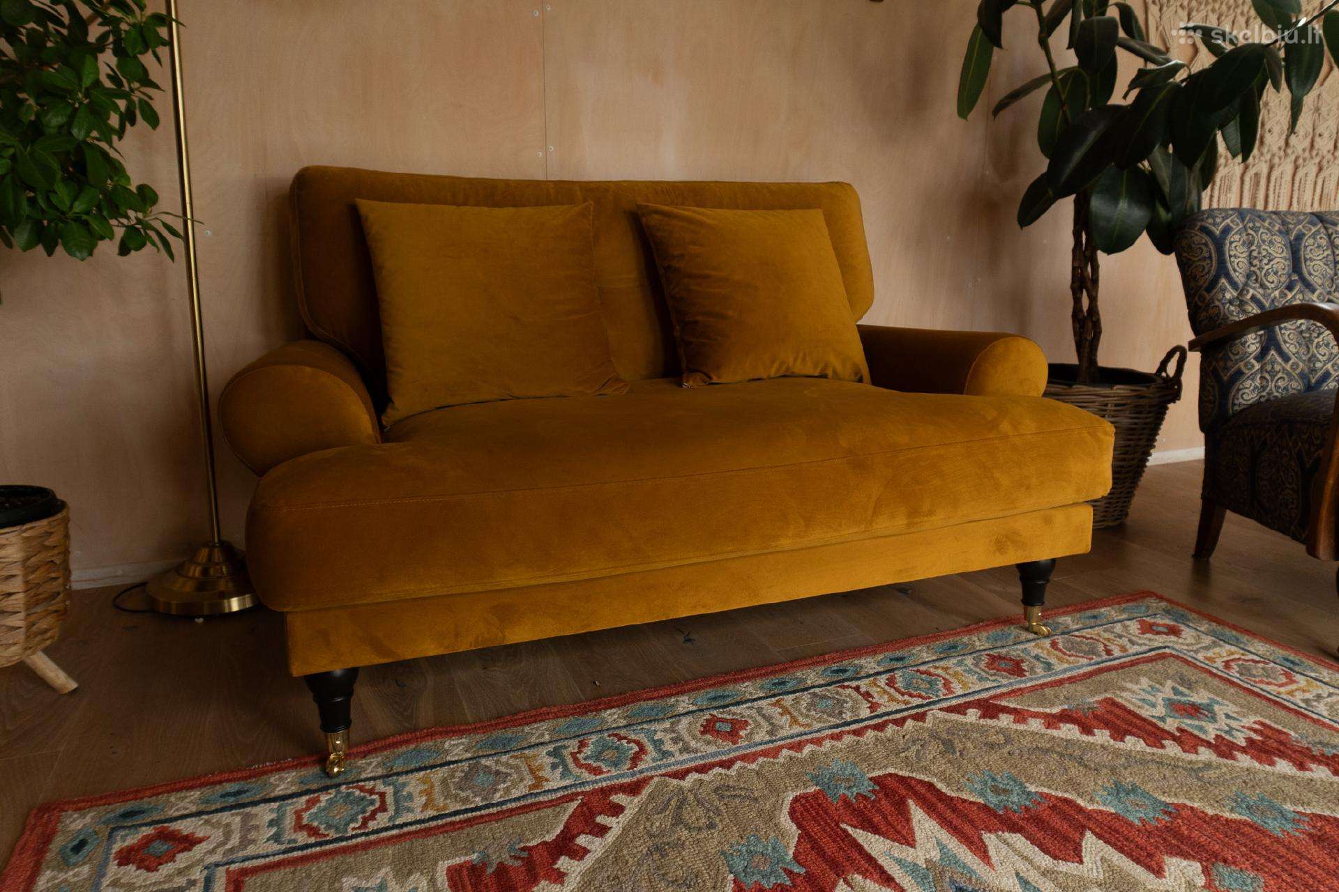 Aksominė garstyčių spalvos sofa
