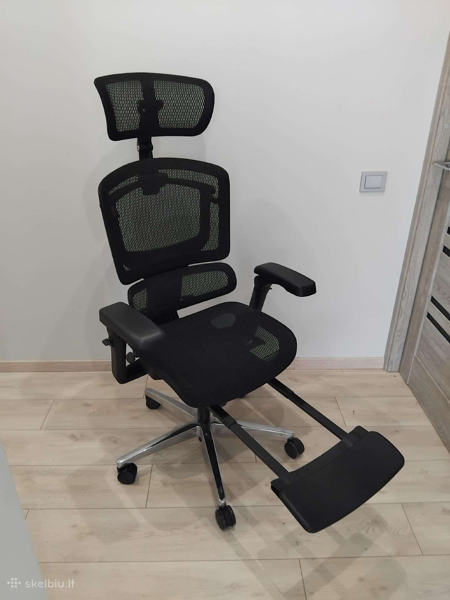 Ergonominė kėdė su kojų atrama