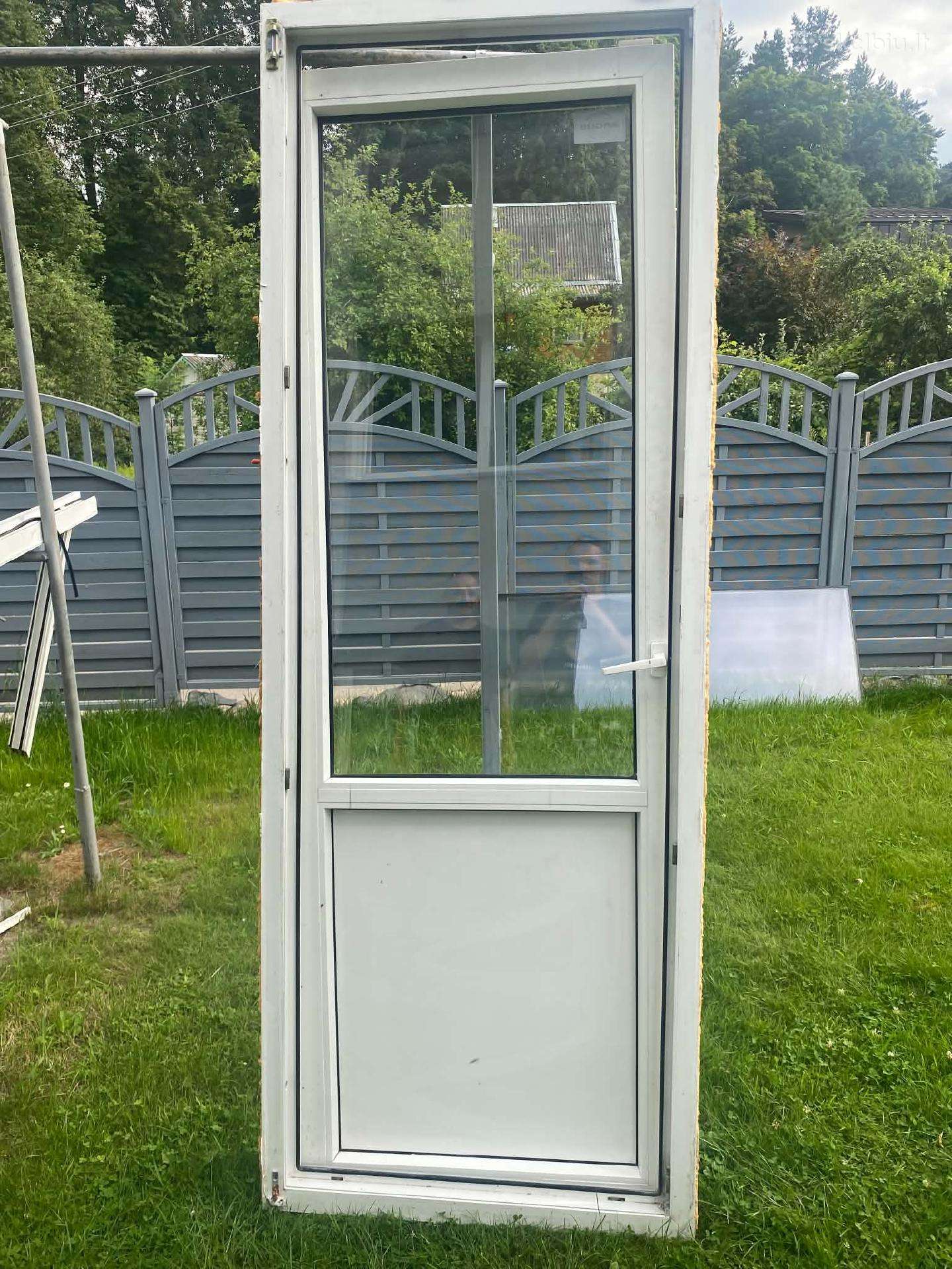 Plastikinės balkono durs
