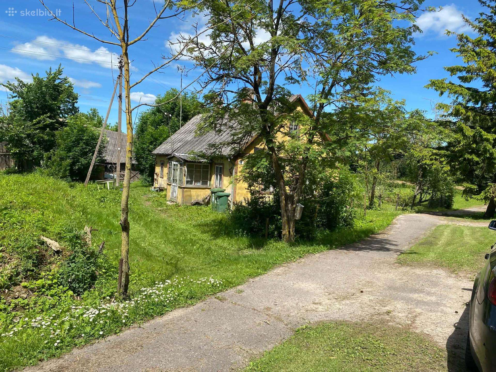 Parduodama sodyba su erdviu sklypu