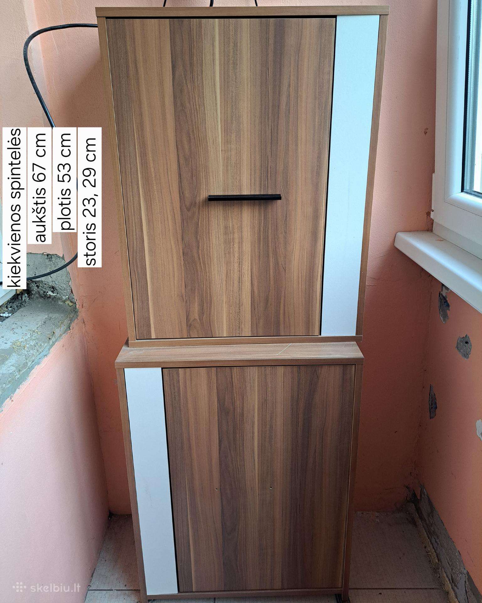 Dovanoju dvi pakabinamas spinteles