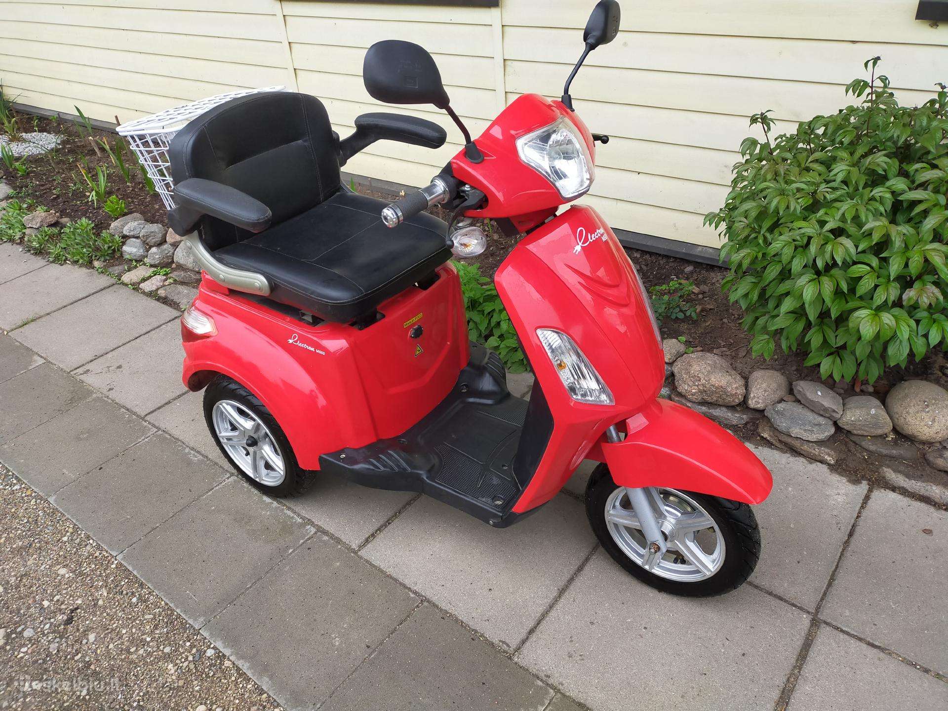 Beveik naujas elektrinis triratis