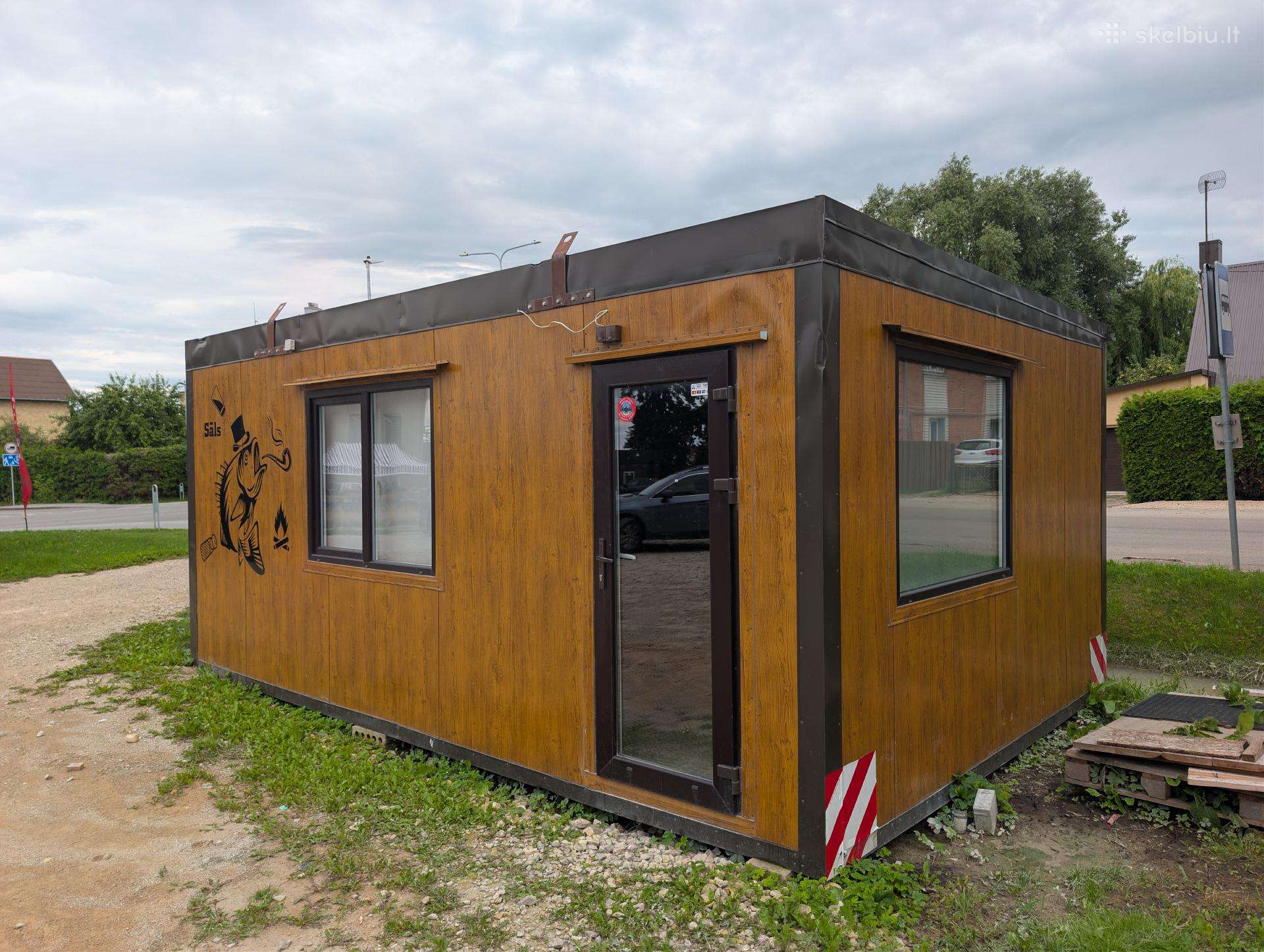 Kioskas-namelis!viduje ir žuvies-mėsos rukykla