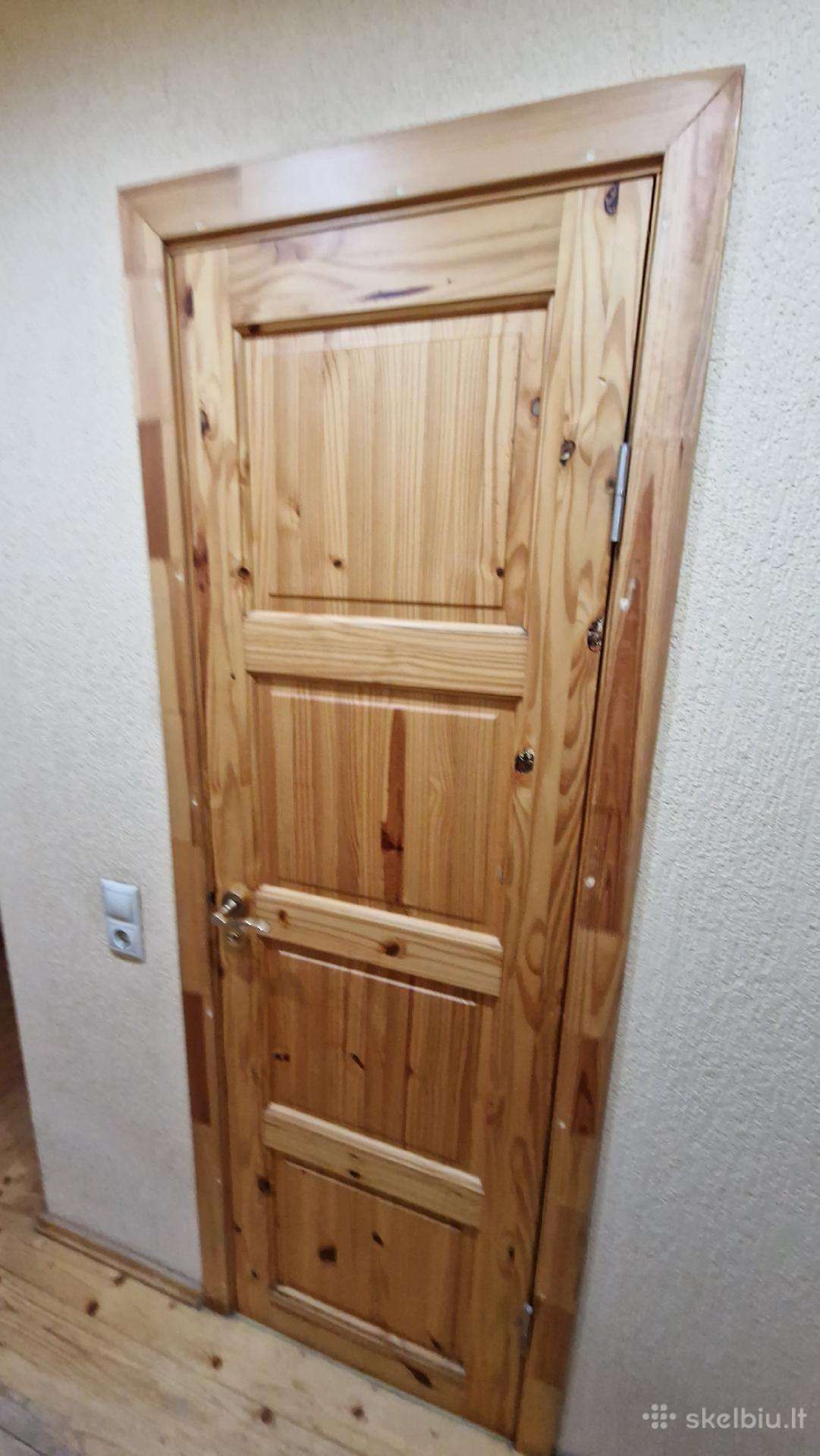 Medinės durys
