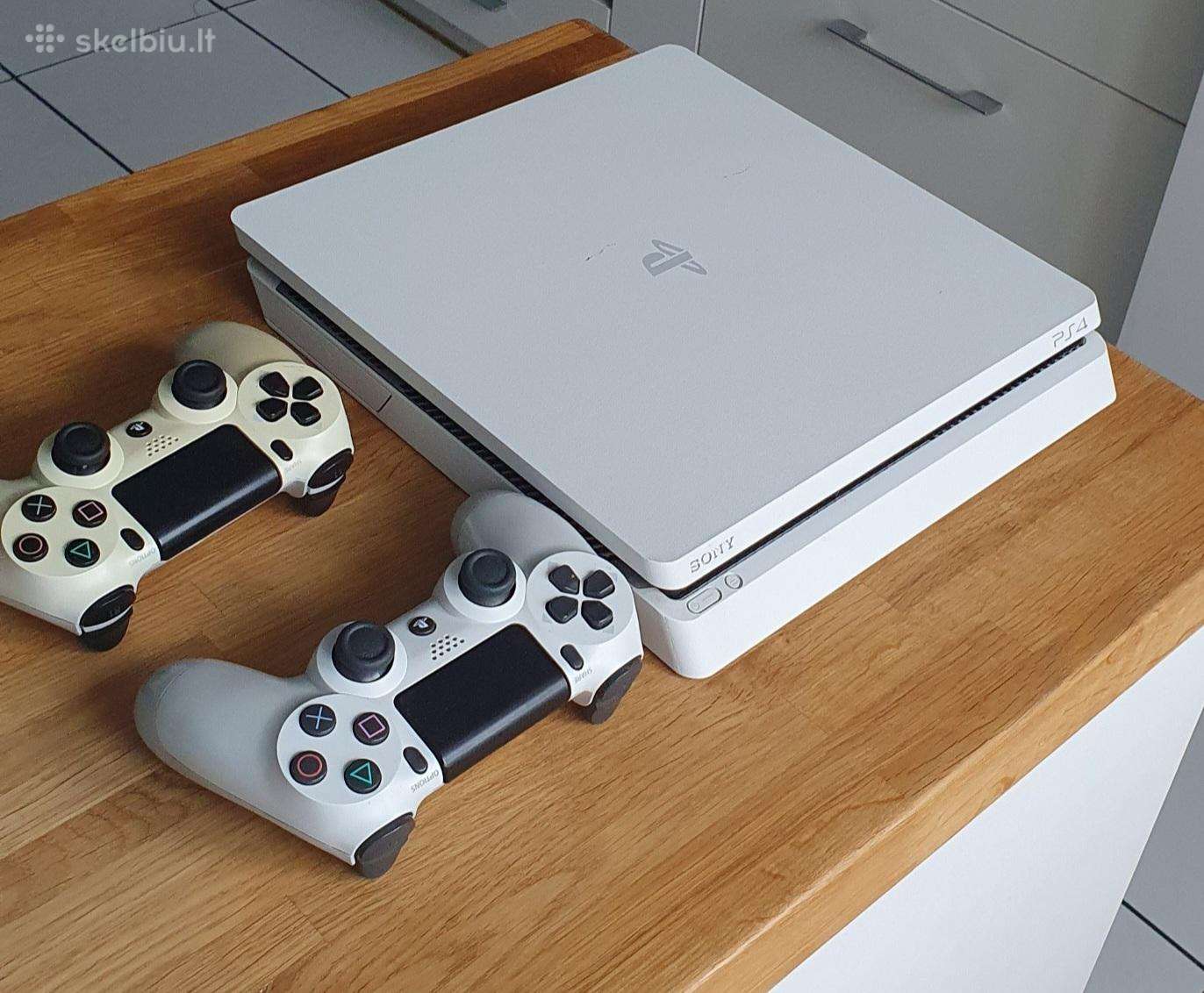 Ps4 slim 500gb + 2 pulteliai