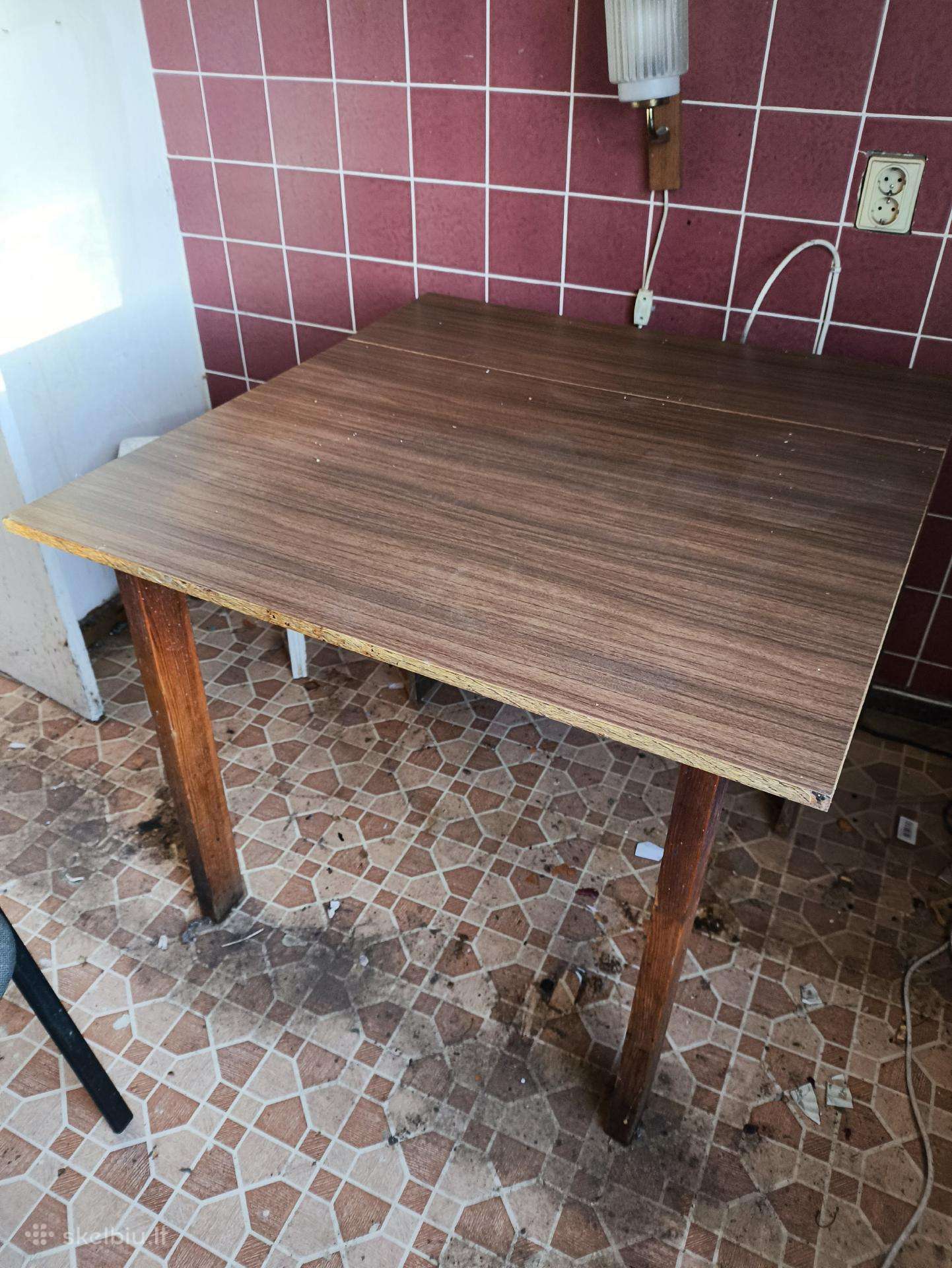Dovanojami išlansktomi ir paprasti stalai