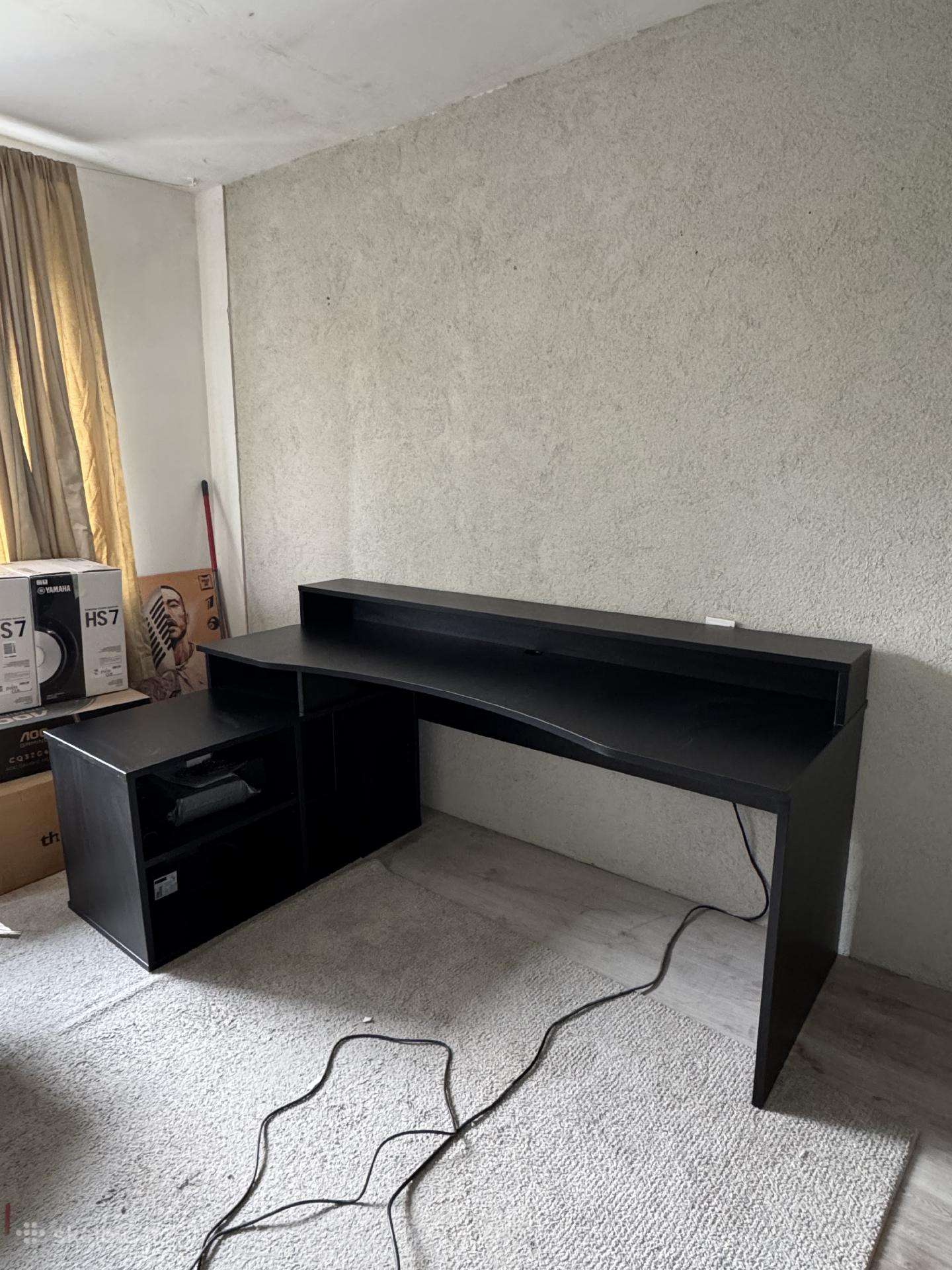 Juodas kampinis žaidimų stalas