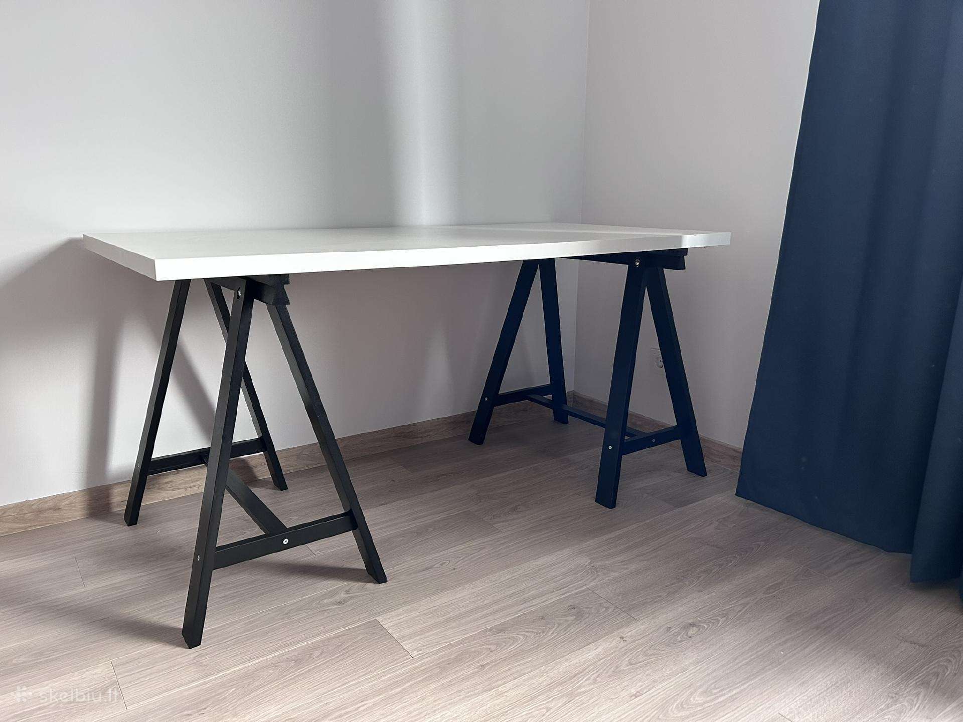 Stalo žirgės (Ikea) ir stalvirsis dovanu