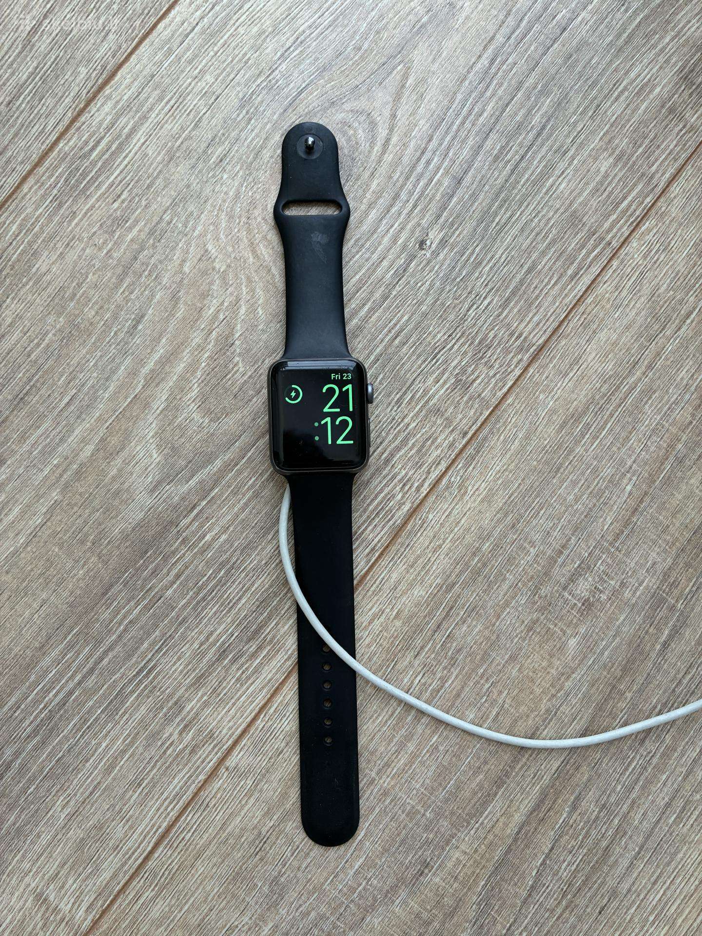 „Apple Watch Series 3“, 42 mm su įkrovikliu