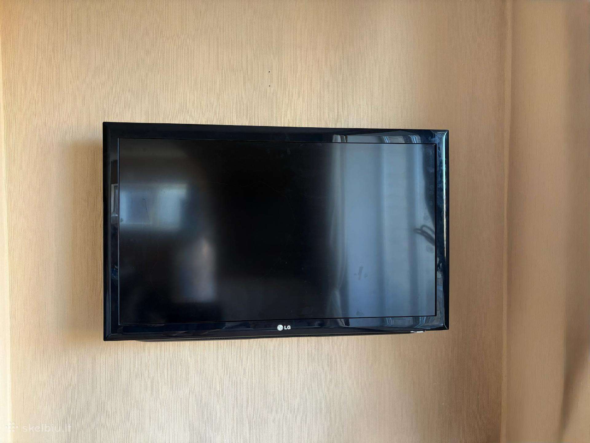 Parduodamas televizorius LG 42 įstrižainės.