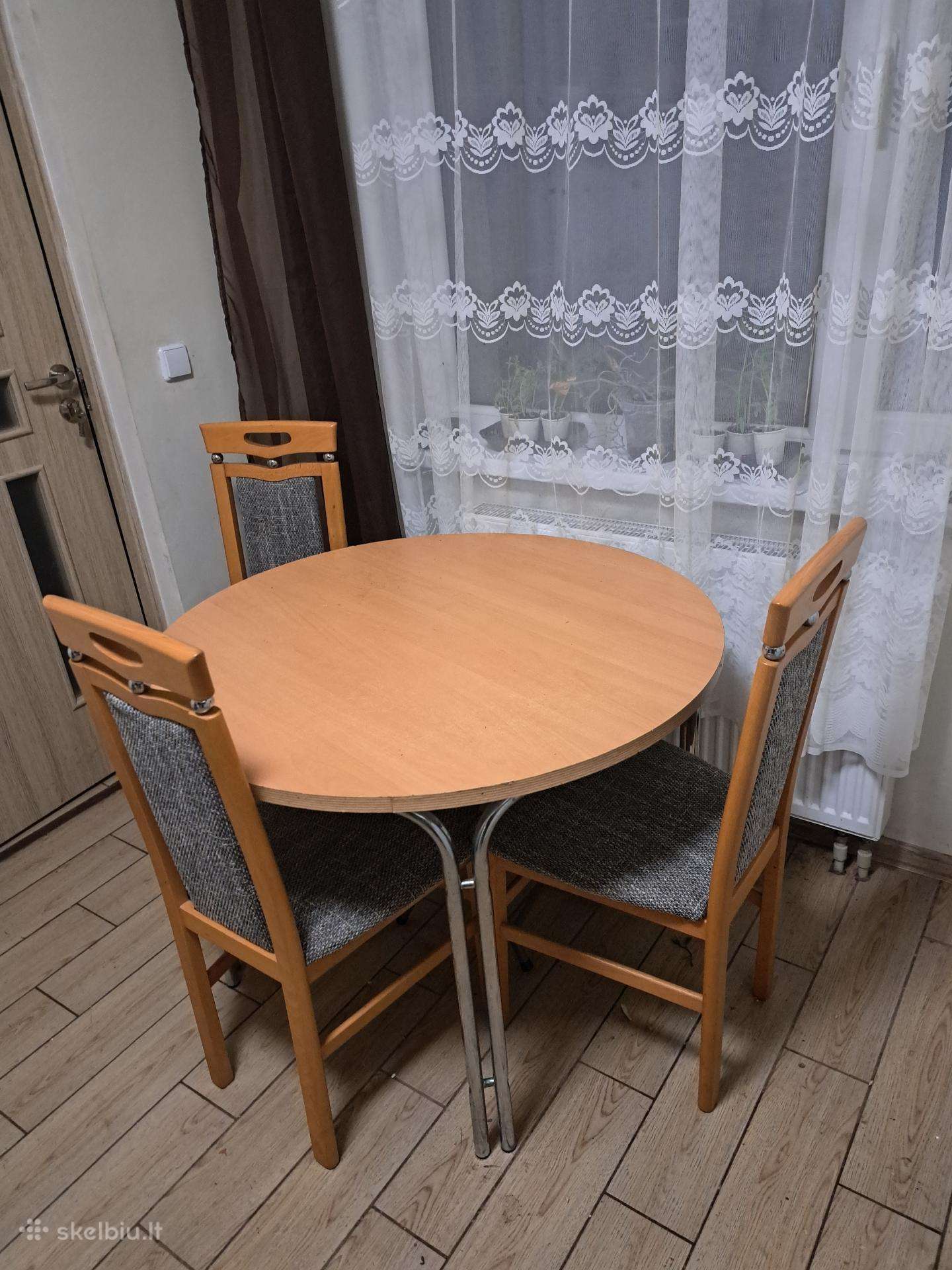Parduodu staliuką su kėdėm