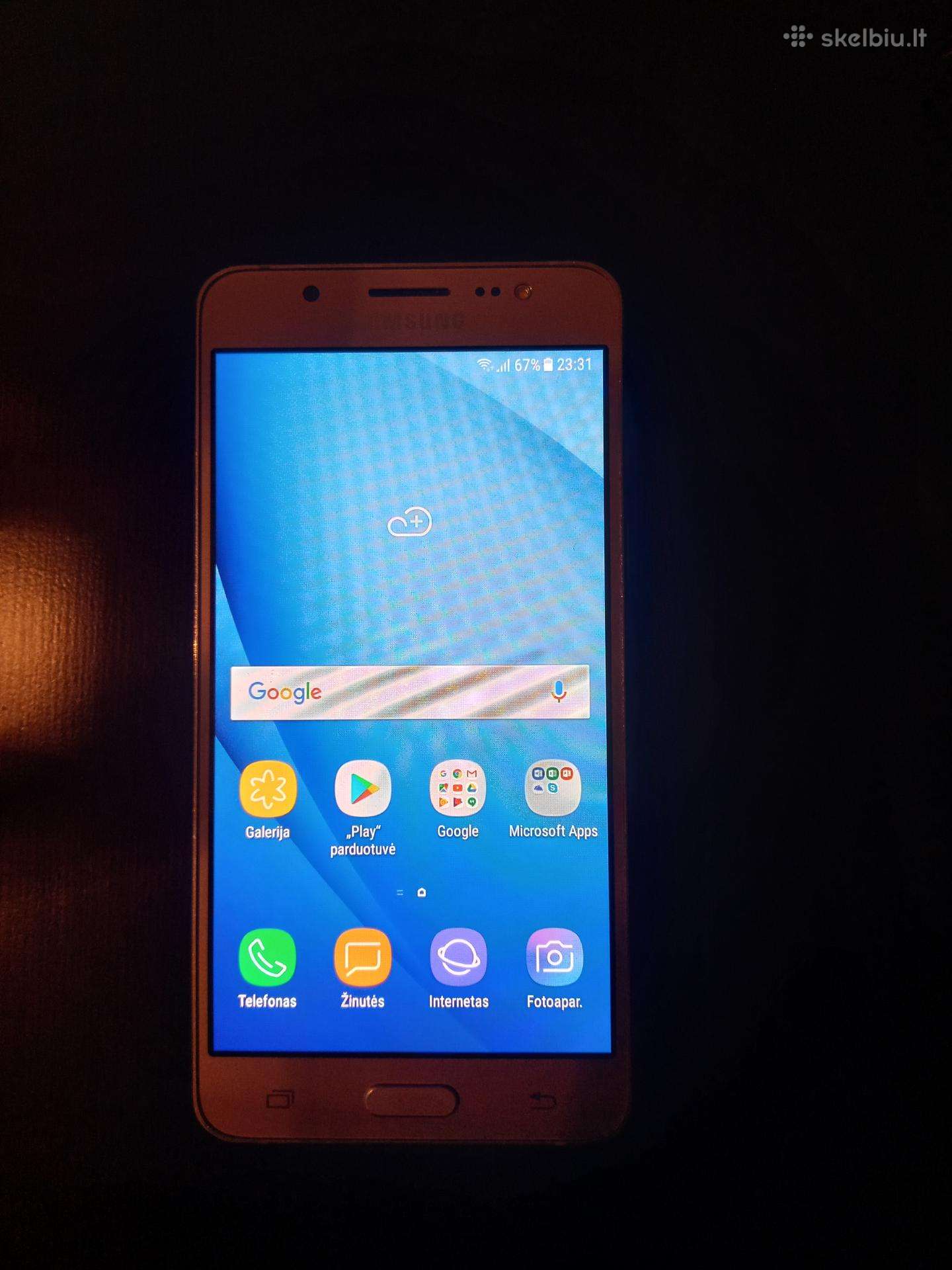 Samsung Galaxy J5 (2016) su įkrovikliu