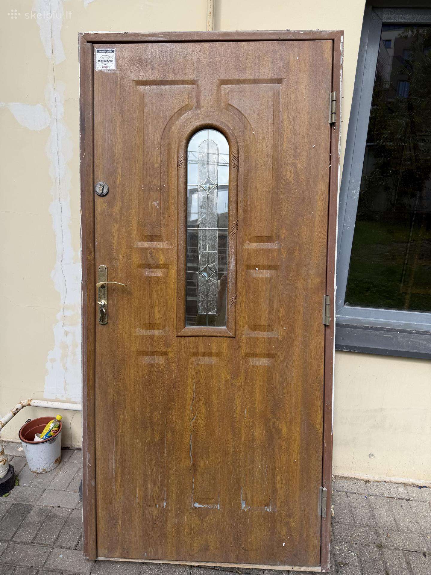 Lauko durys su użpildu