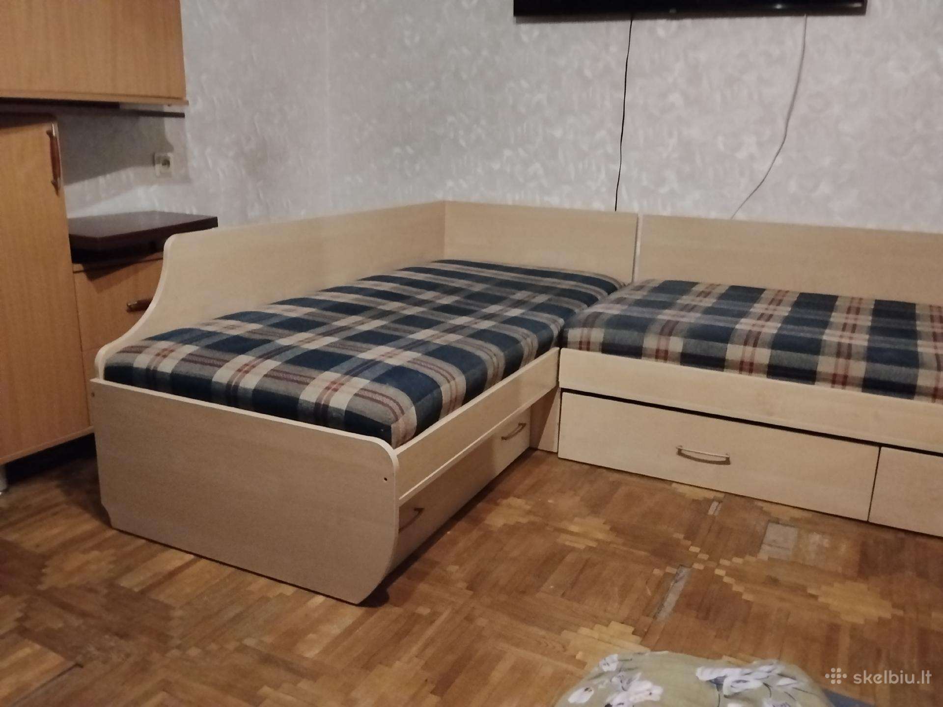 Vaikų lovos kampas su stalčiais