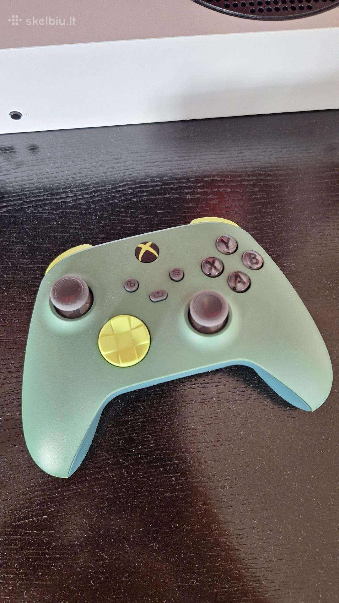Xbox wireless controller + charge kit