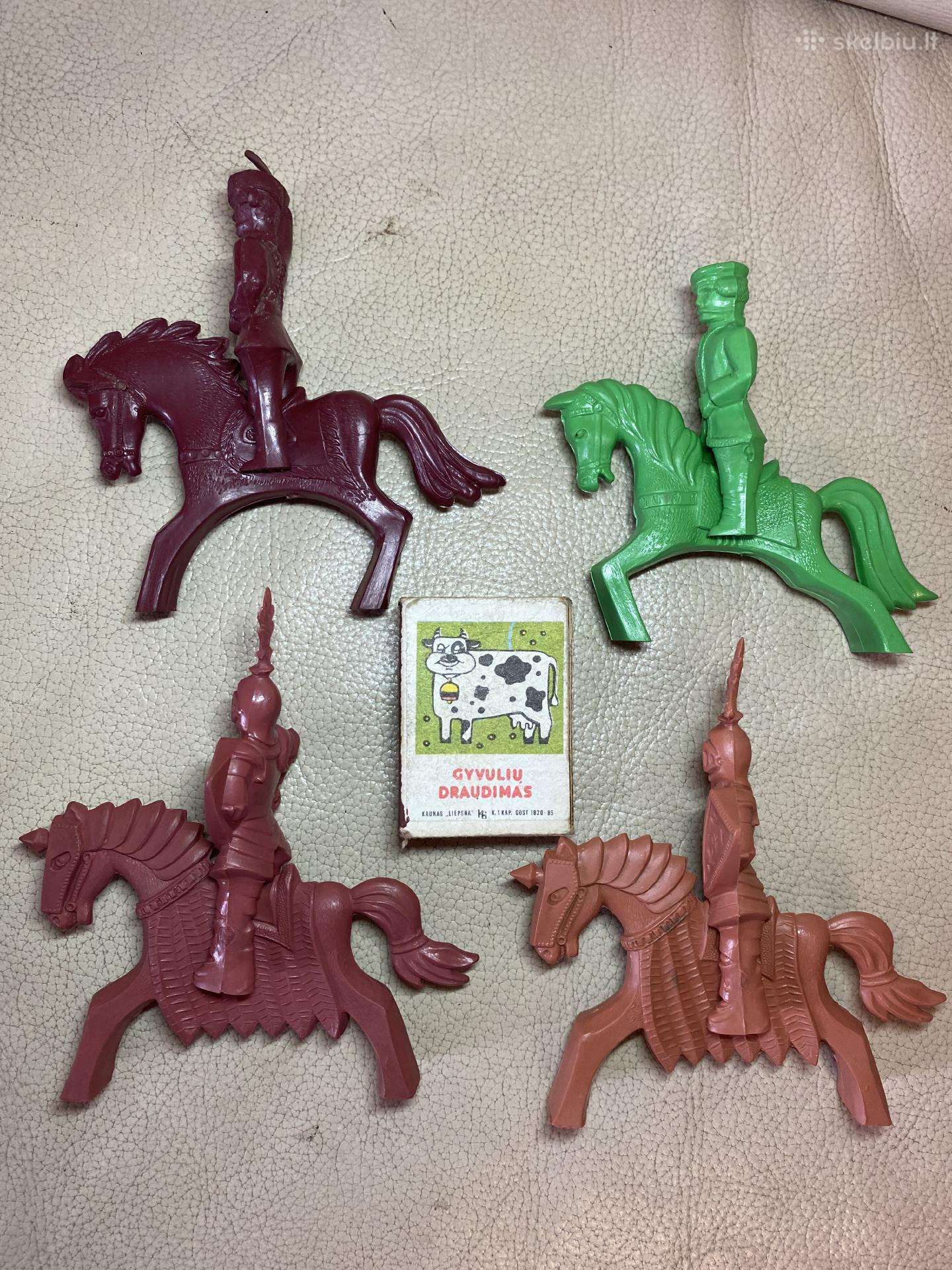 Kareiveliai tarybiniai guminiai po 15€