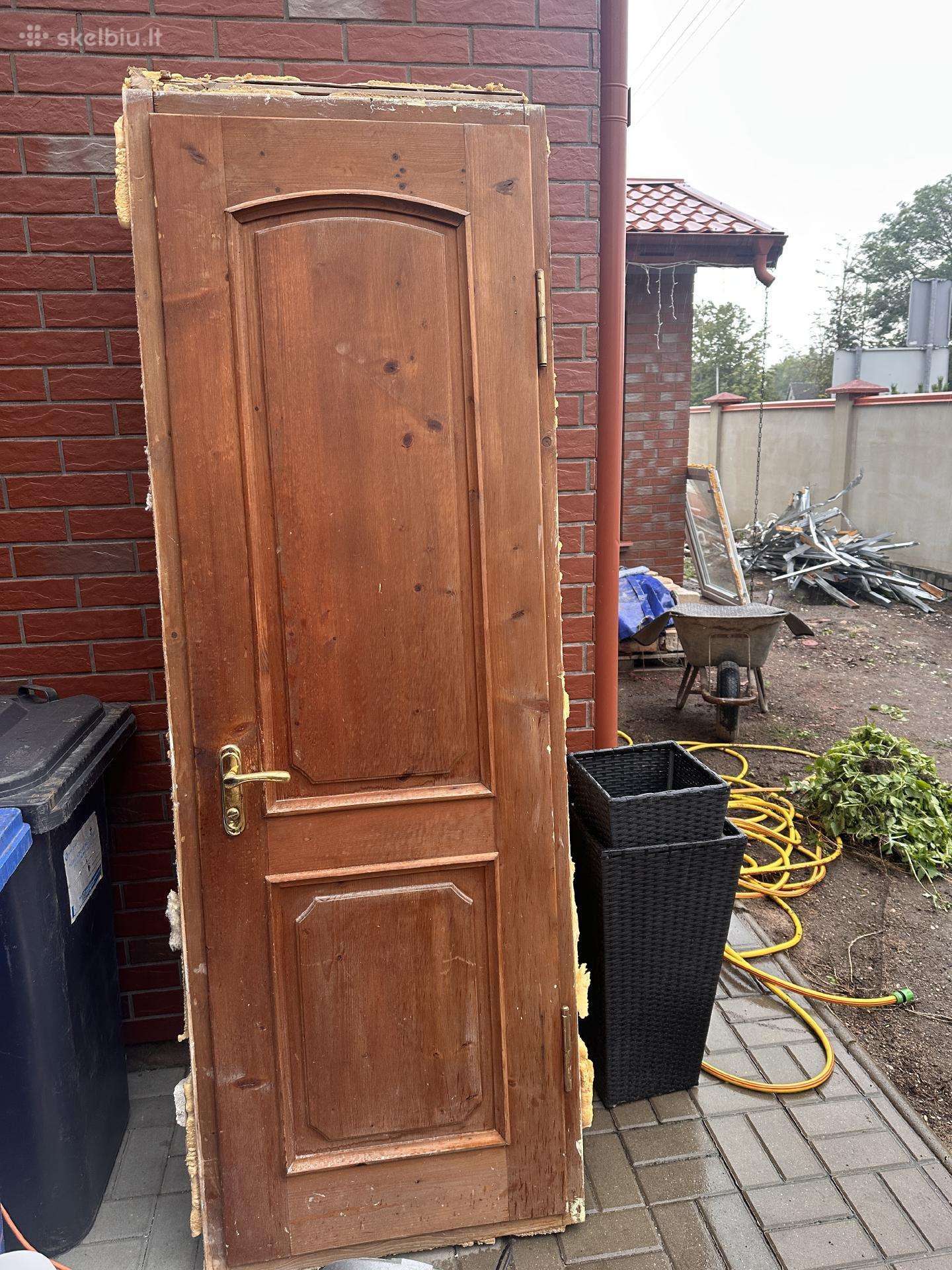Parduodami langai , durys, radiatoriai.