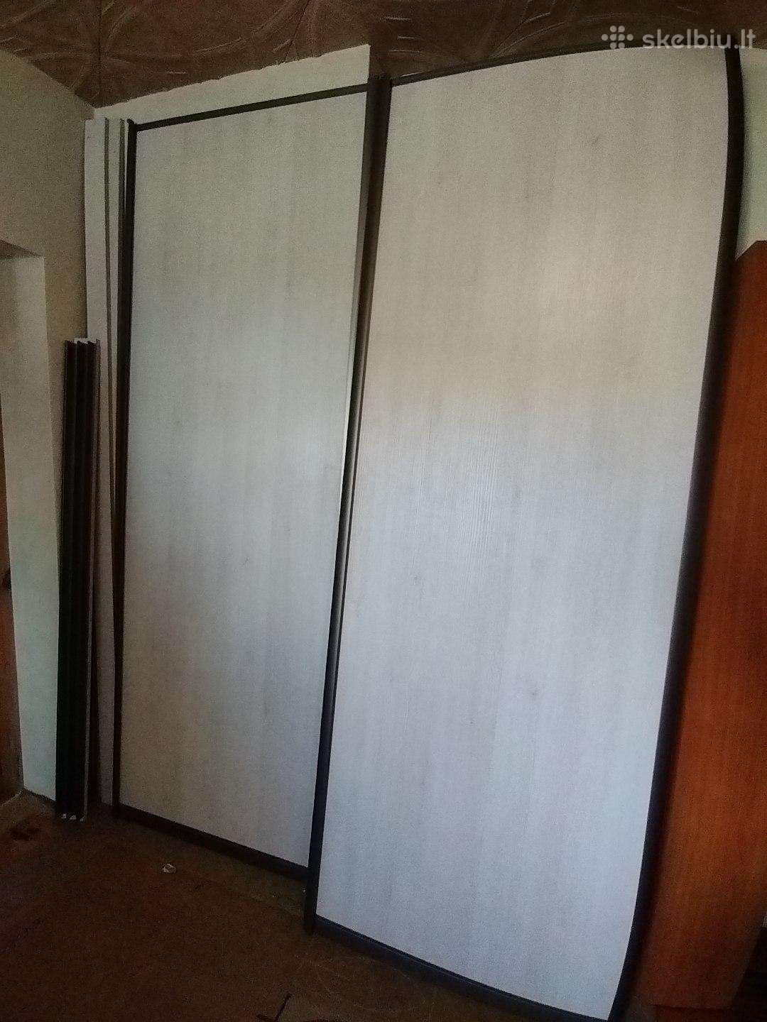 Stumdomos spintos durys