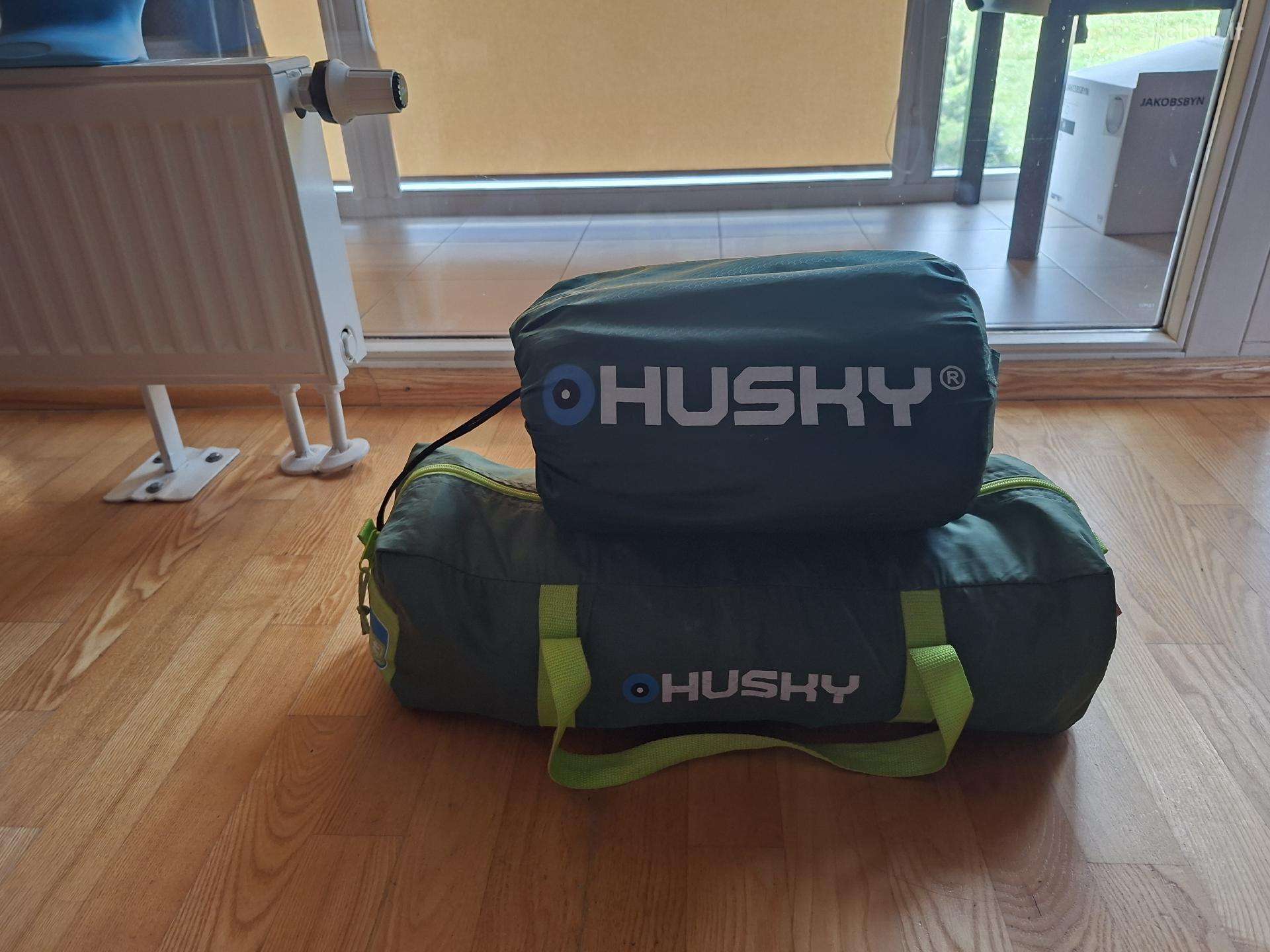 Kilimėlis ir palapinė husky