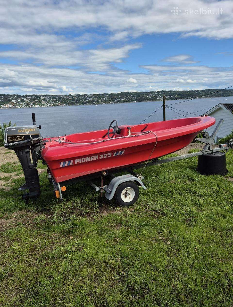 Pioner 325 su Suzuki 9.9 Ag ir Brenderup priekaba