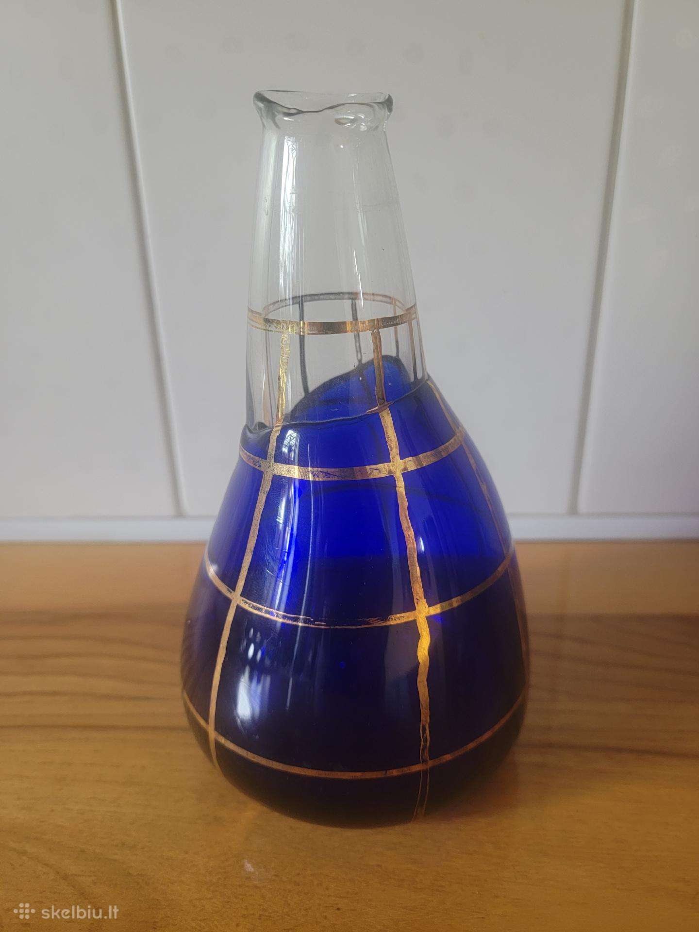 1997 m.meninio stiklo vaza