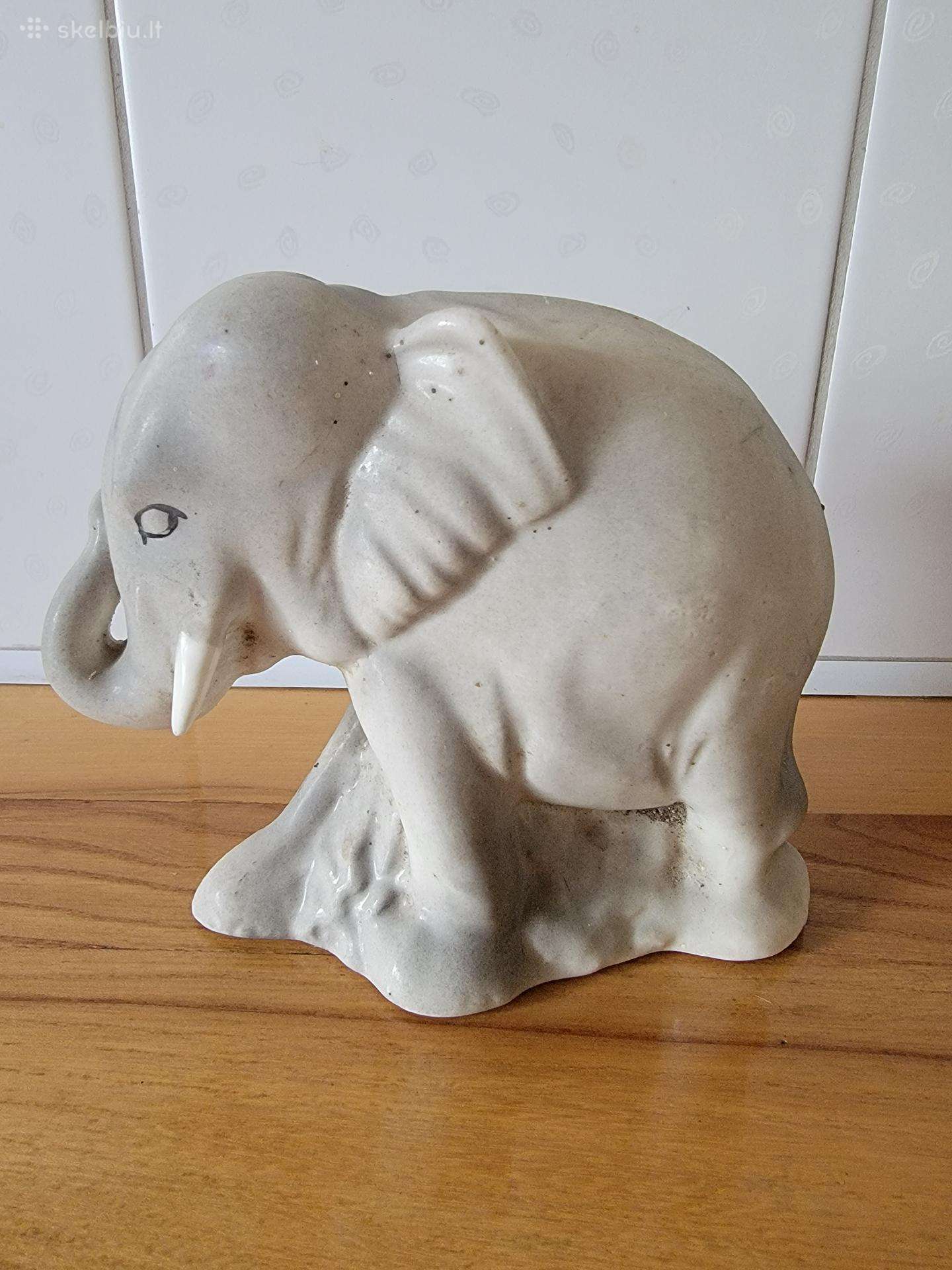Porcelianinė dramblio statulėlė