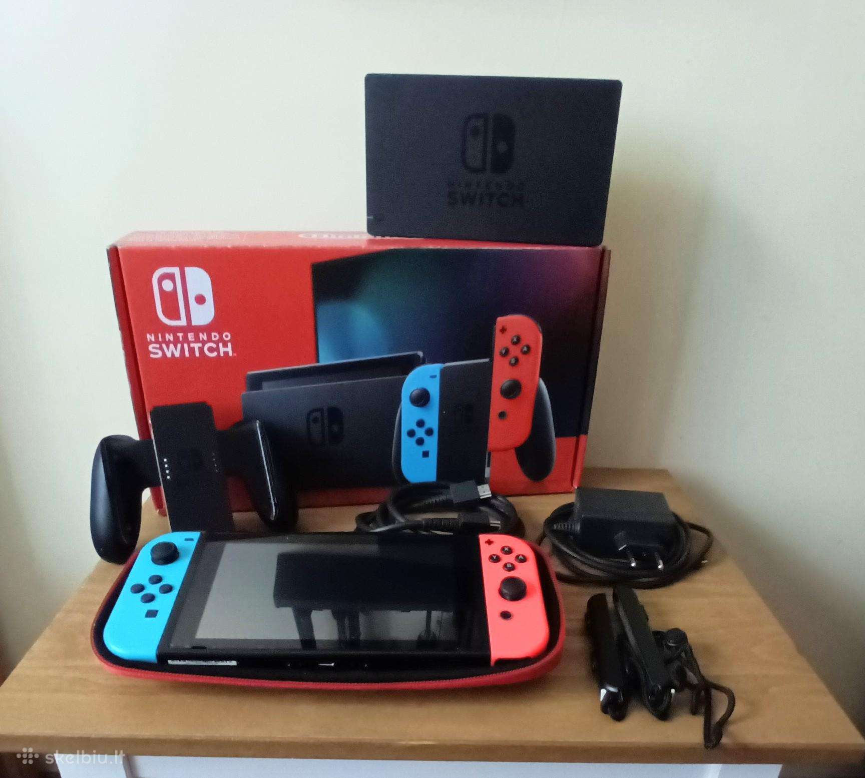 Nintendo Switch V2 komplektas kartu su dėklu.