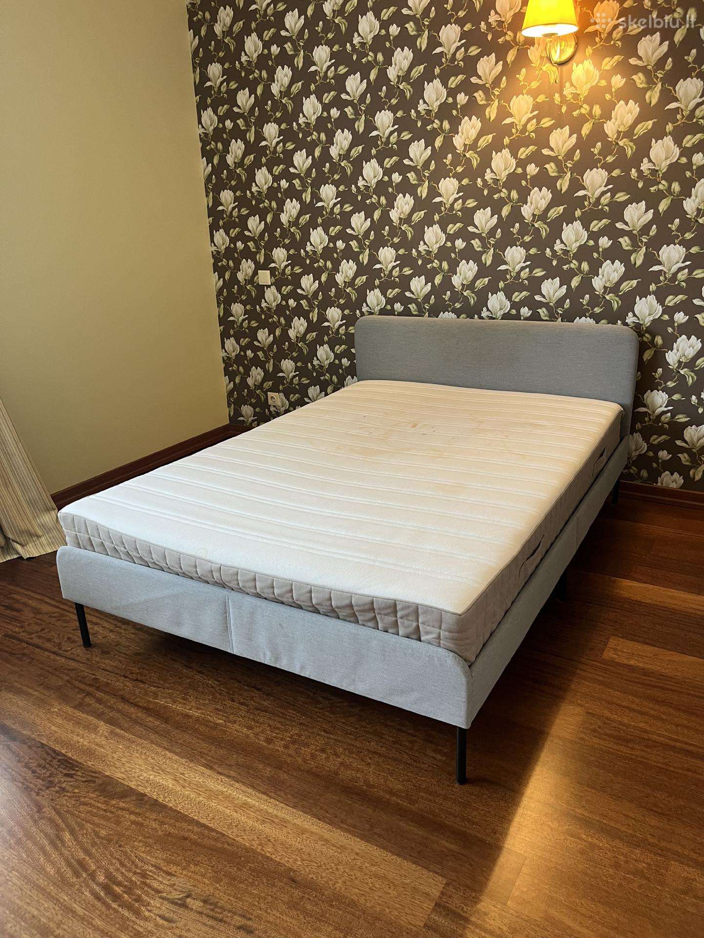 Ikea minkšta dvigulė lova su čiužiniu 140 x 200 cm