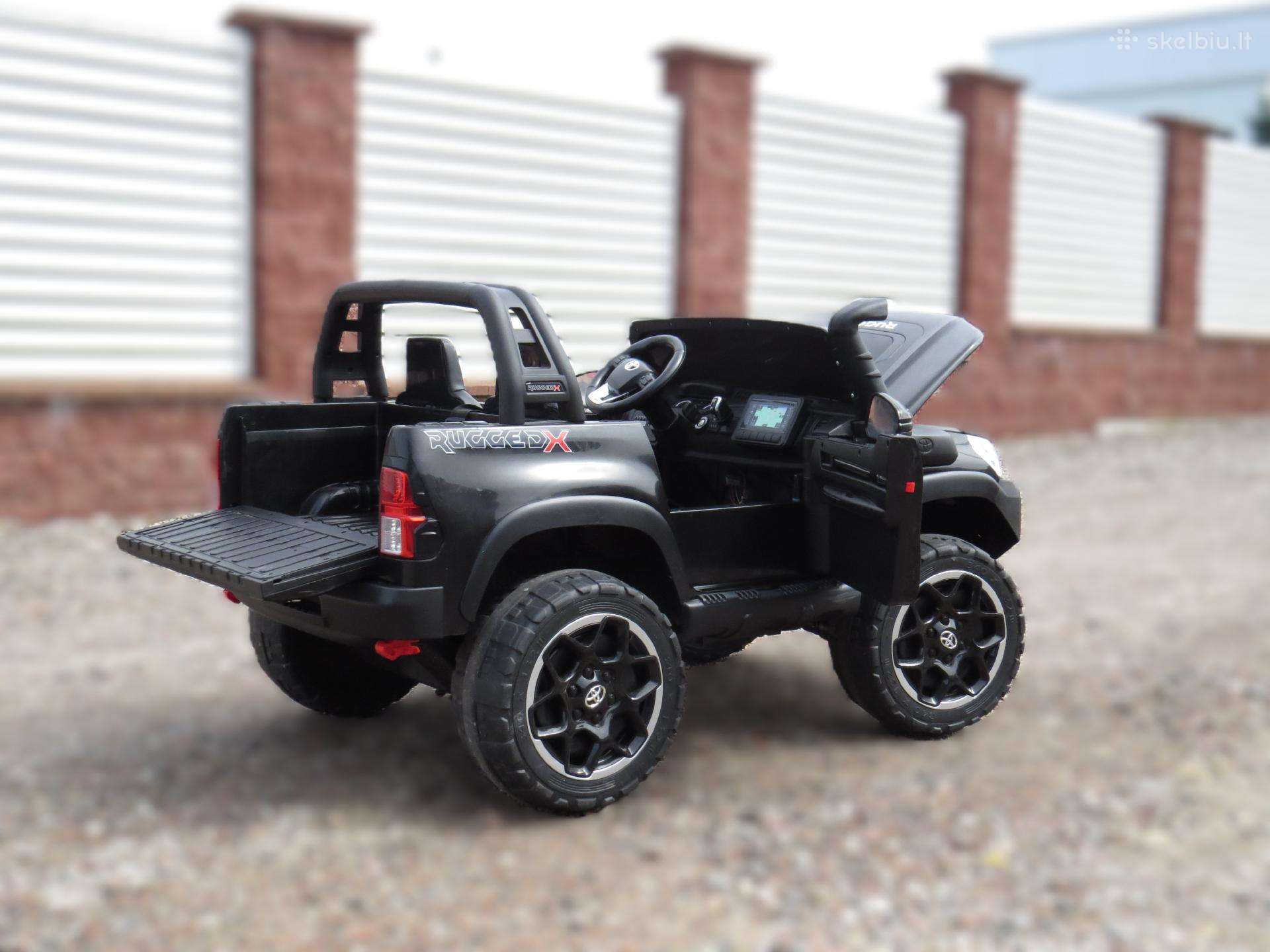 Toyota hiliux - vaikiškas motorinis automobilis