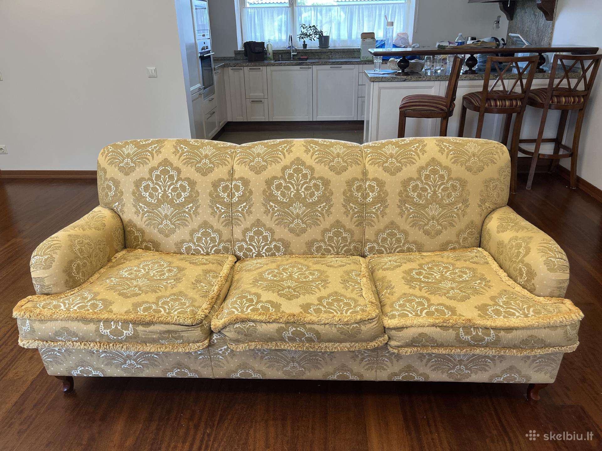 Klasikinė trivietė sofa, aukso ir smėlio spalvų