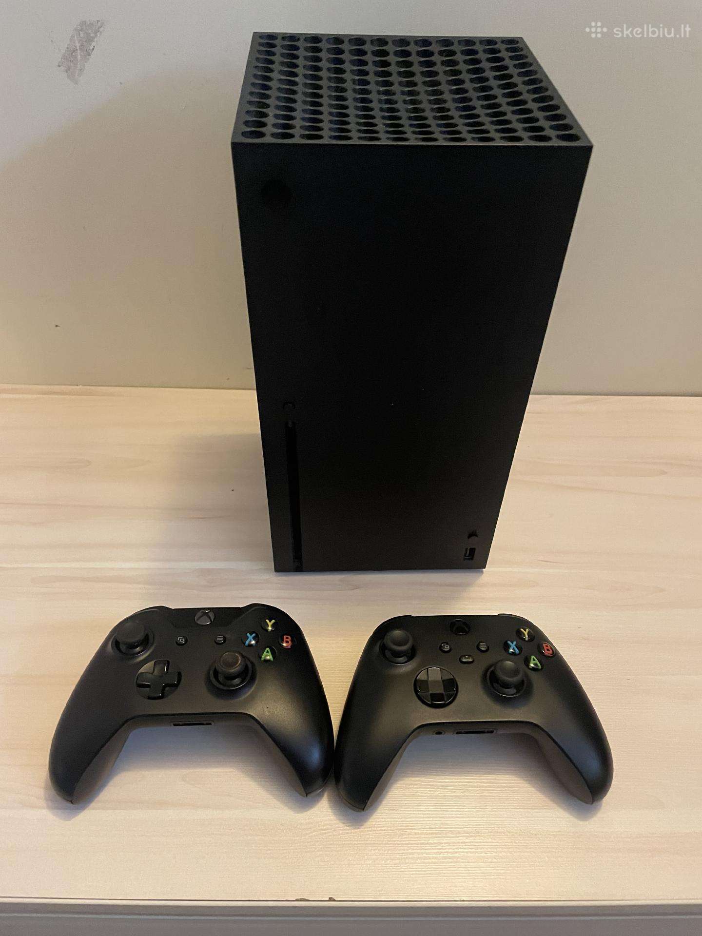 Xbox series x su 2 pulteliais