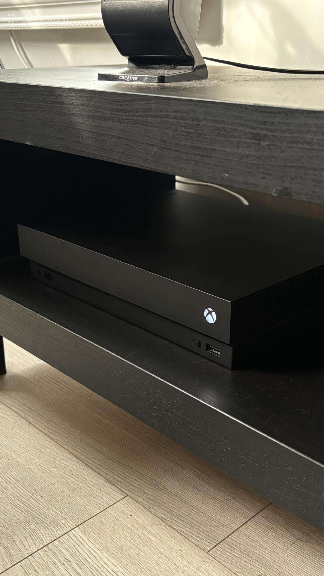 Xbox One X, 2 joystick