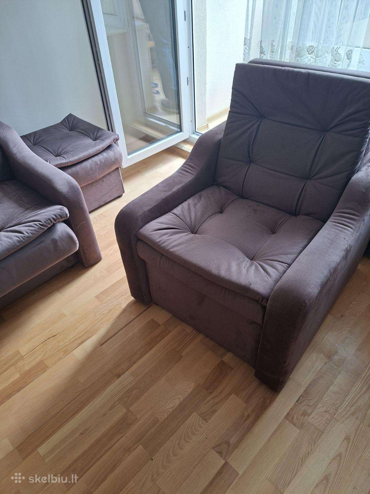 Šokolado spalvos sofa lova fotelis ir pufikas