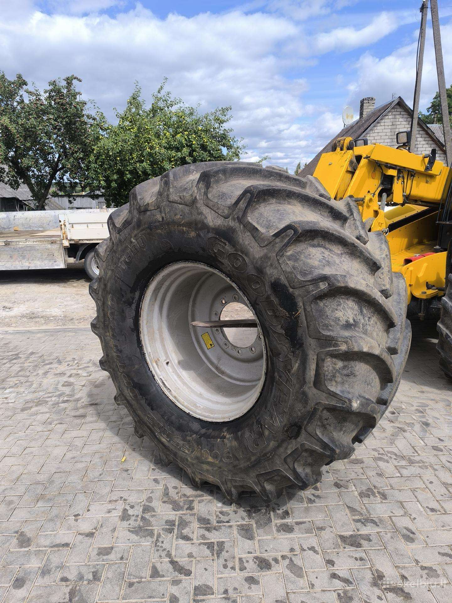 900/55r32