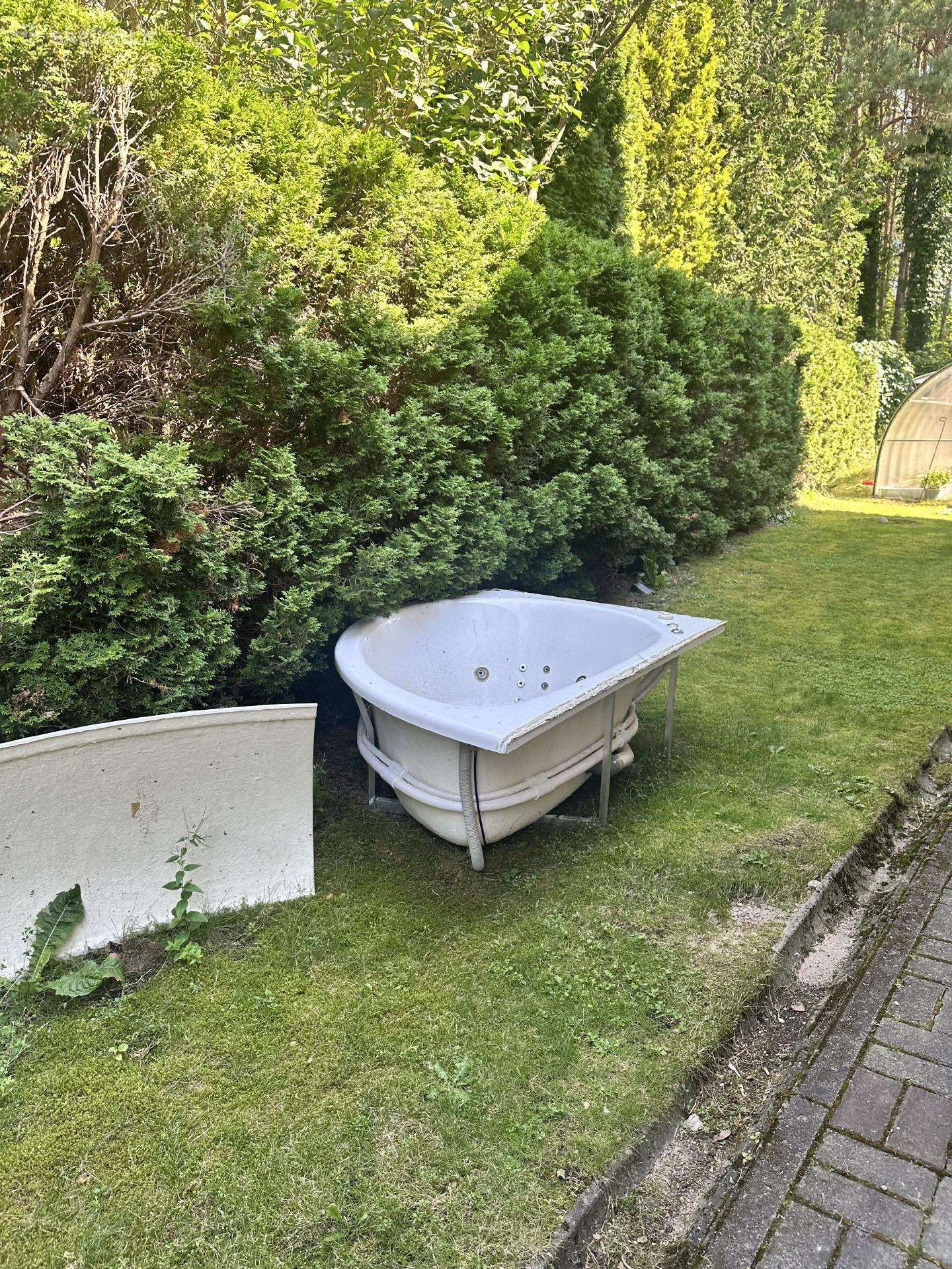 Atiduodama kampinė vonia