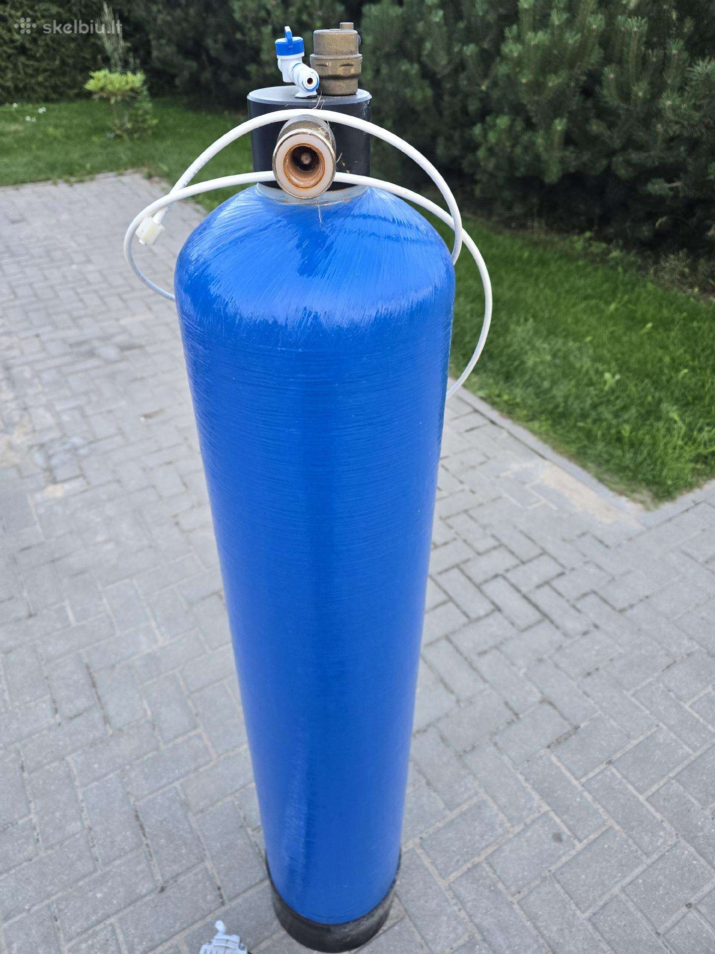 Vandens filtrų kolona su kompresorium